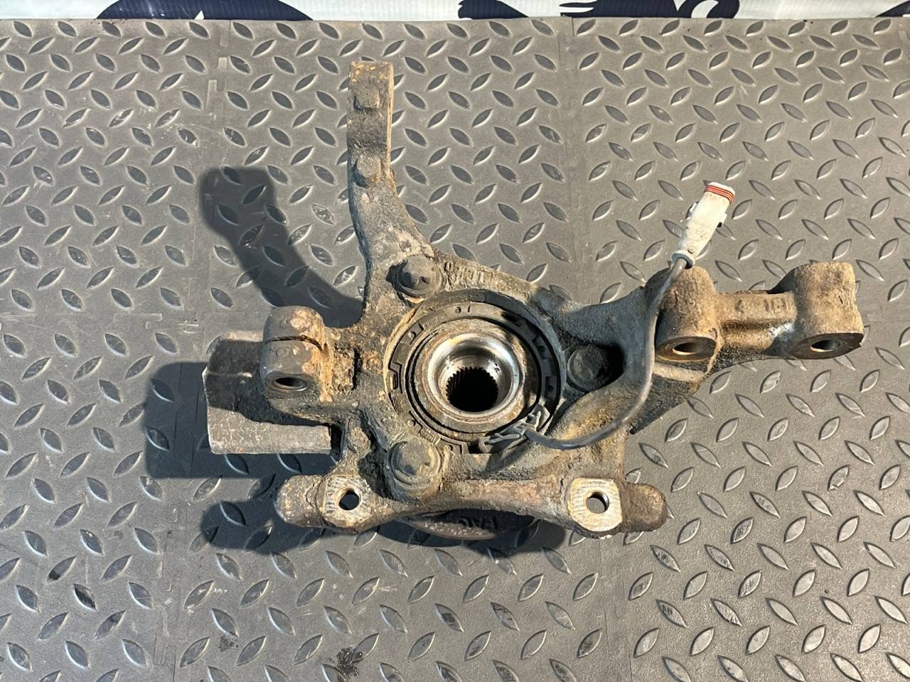 Кулак поворотный передний левый Opel Zafira/B 2005-2014