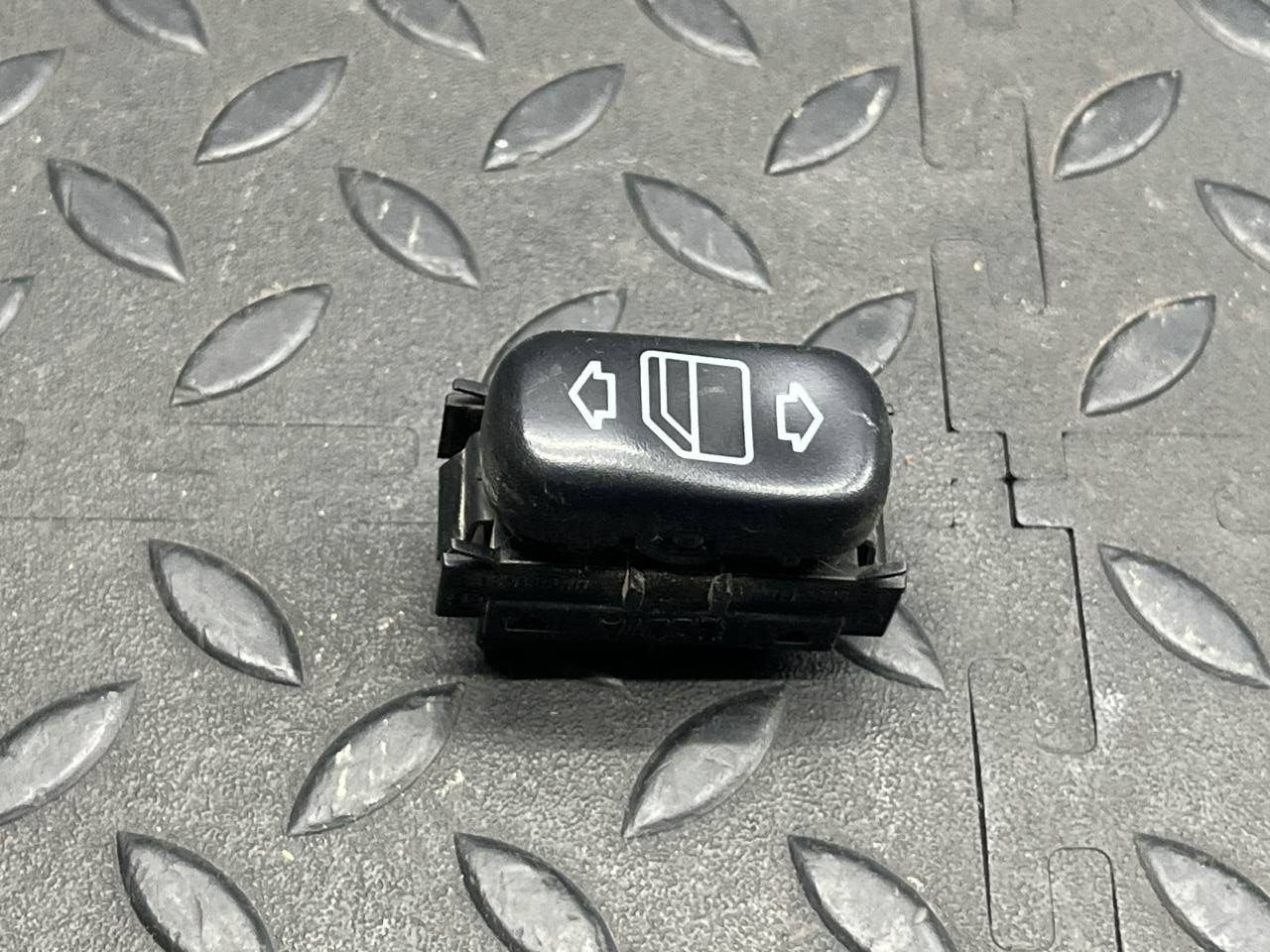 Кнопка стеклоподъемника Mercedes C/W202 1993-2001