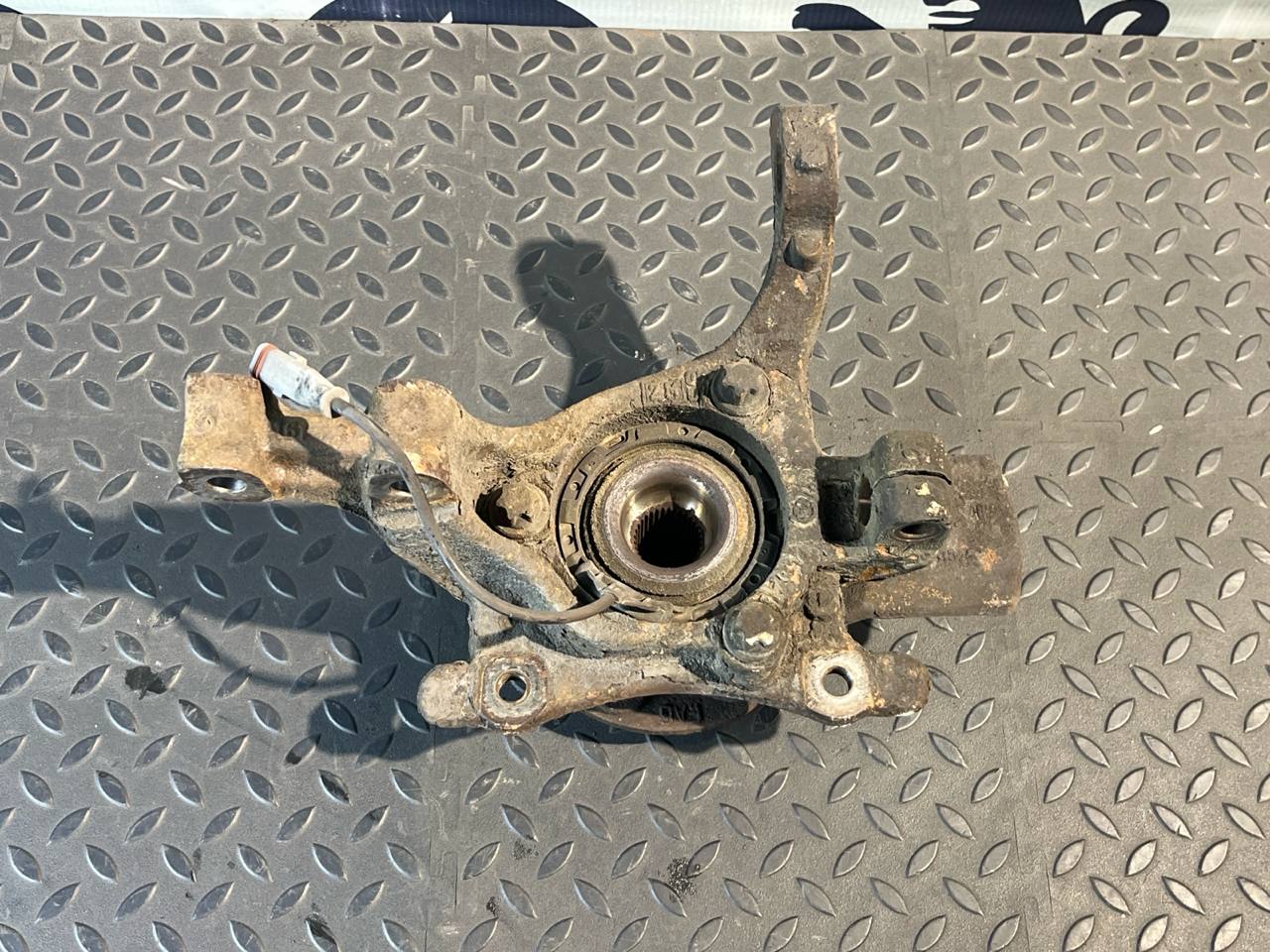 Кулак поворотный передний правый Opel Zafira/B 2005-2014