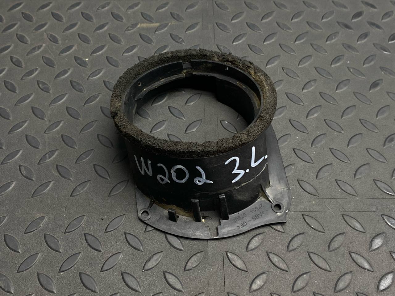 Кронштейн динамика задний левый Mercedes C/W202 1993-2001