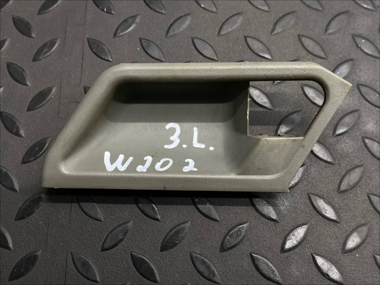 Накладка ручки двери задняя левая Mercedes C/W202 1993-2001