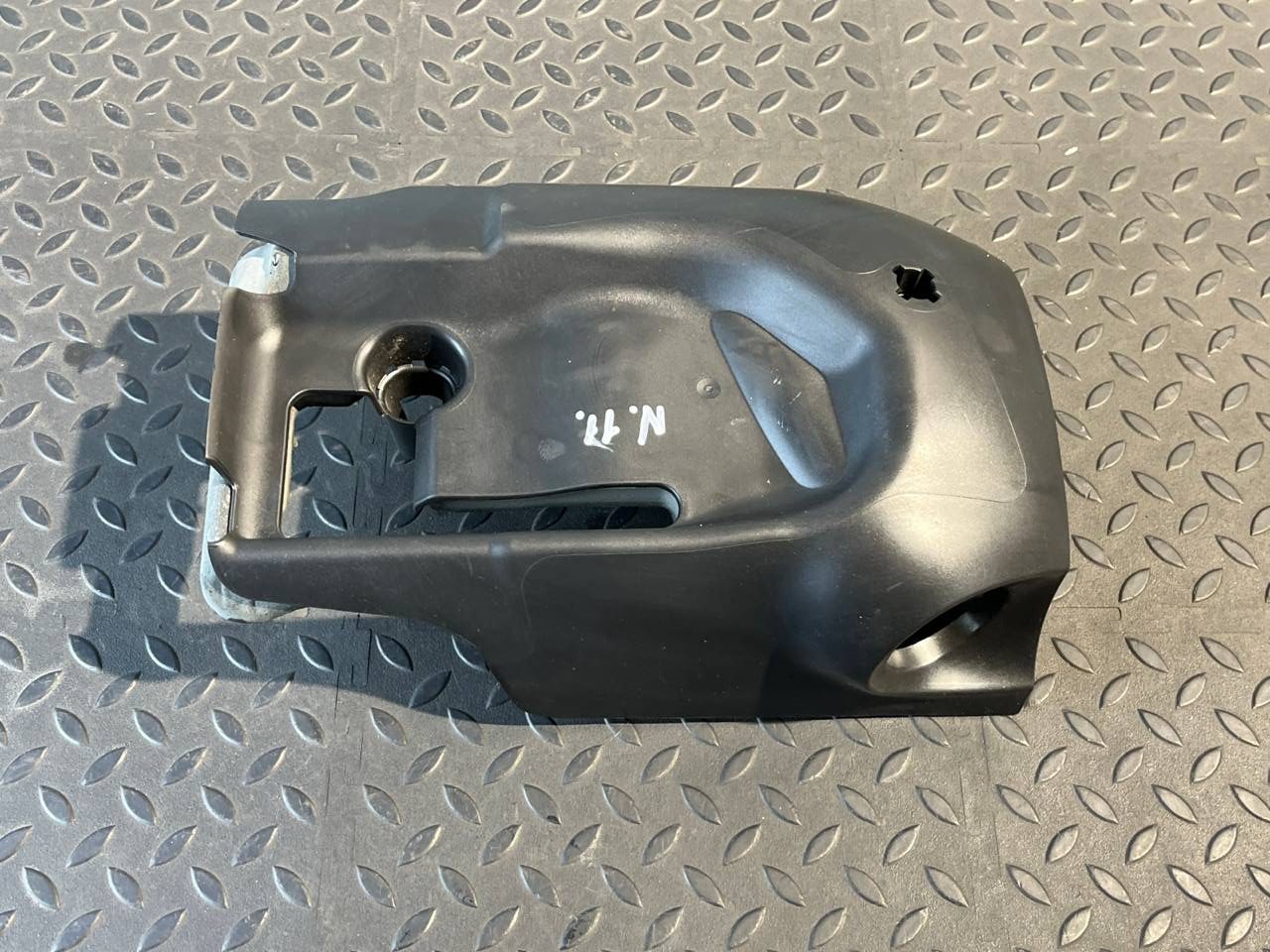 Кожух рулевой колонки нижний Ford Focus/2 2004-2011