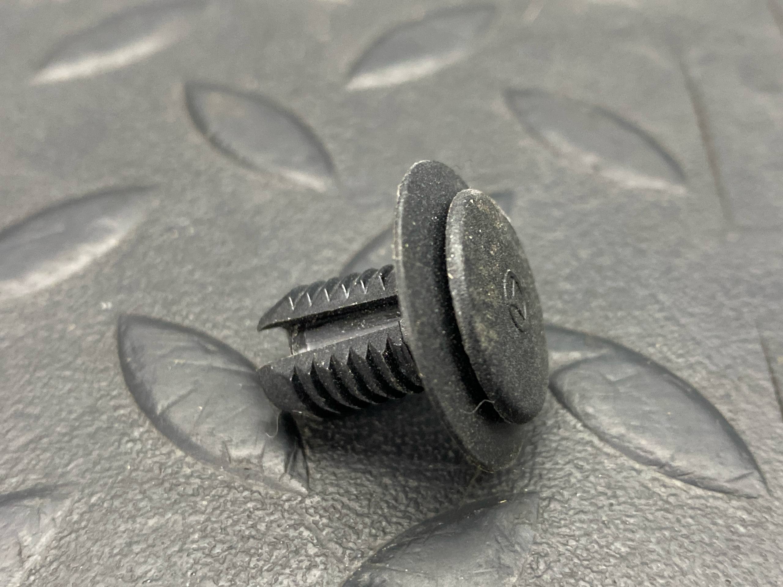 Клипса Mercedes C/W202 1993-2001