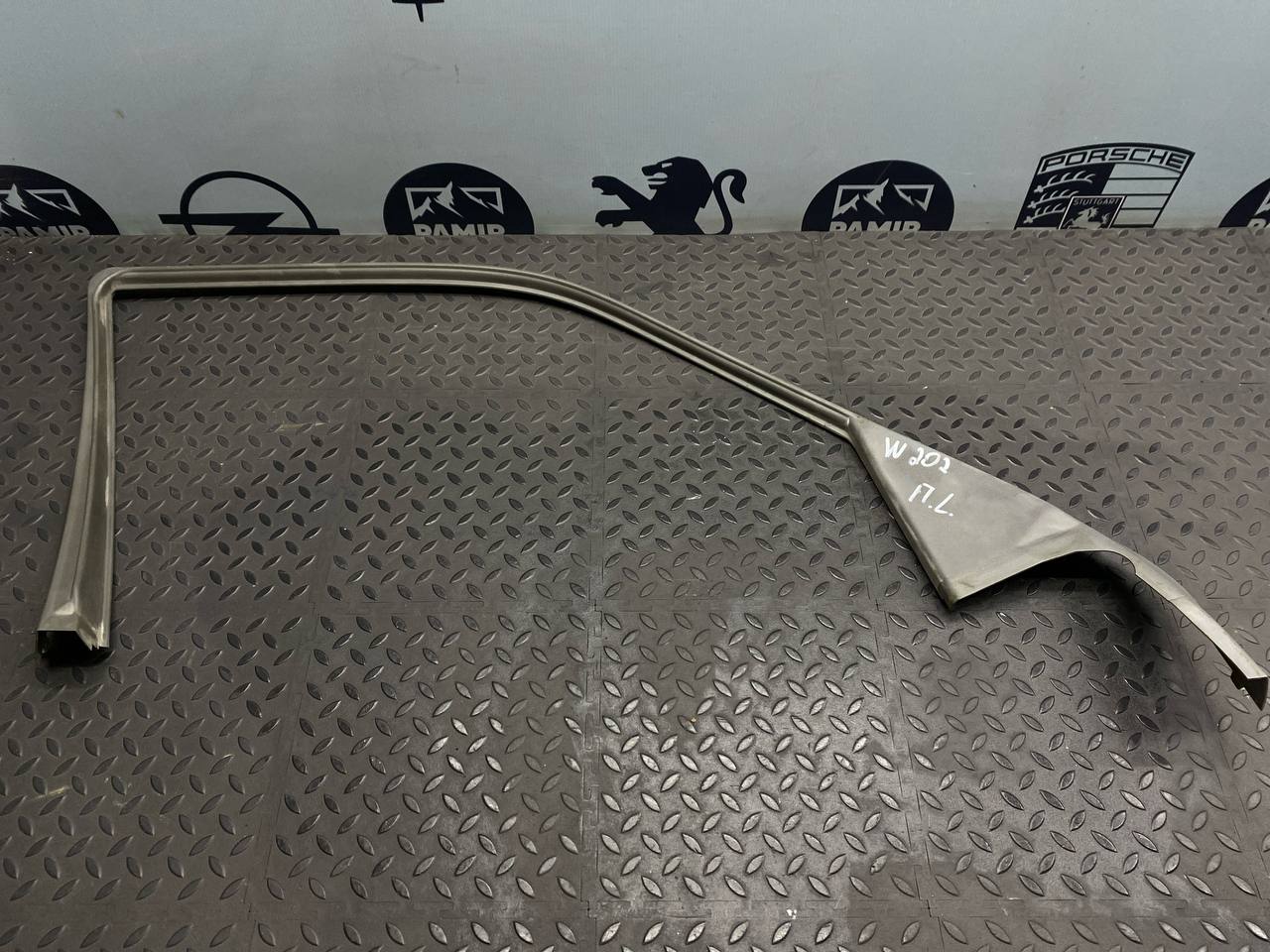 Накладка двери передняя левая Mercedes C/W202 1993-2001