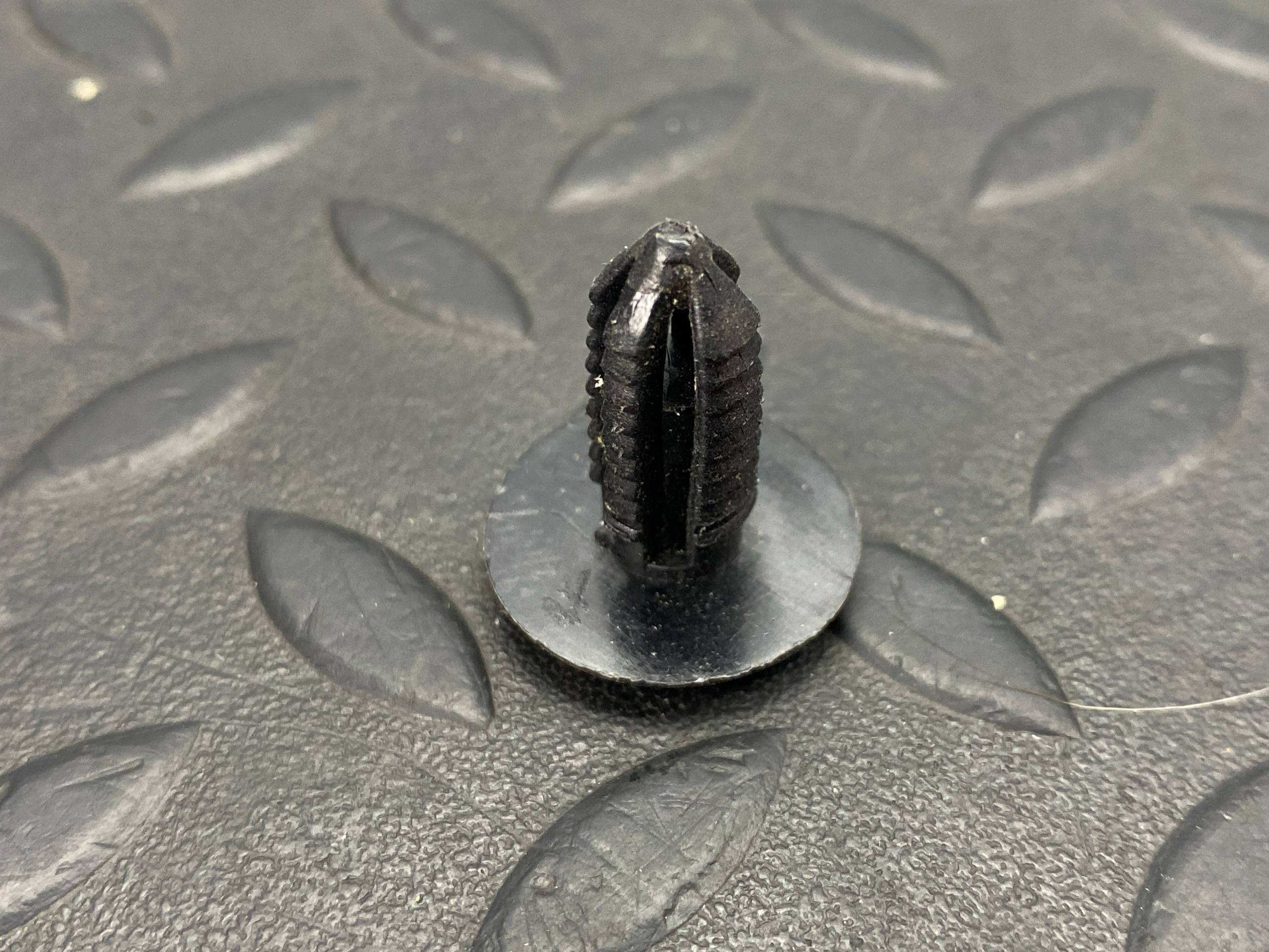 Клипса Mercedes C/W202 1993-2001