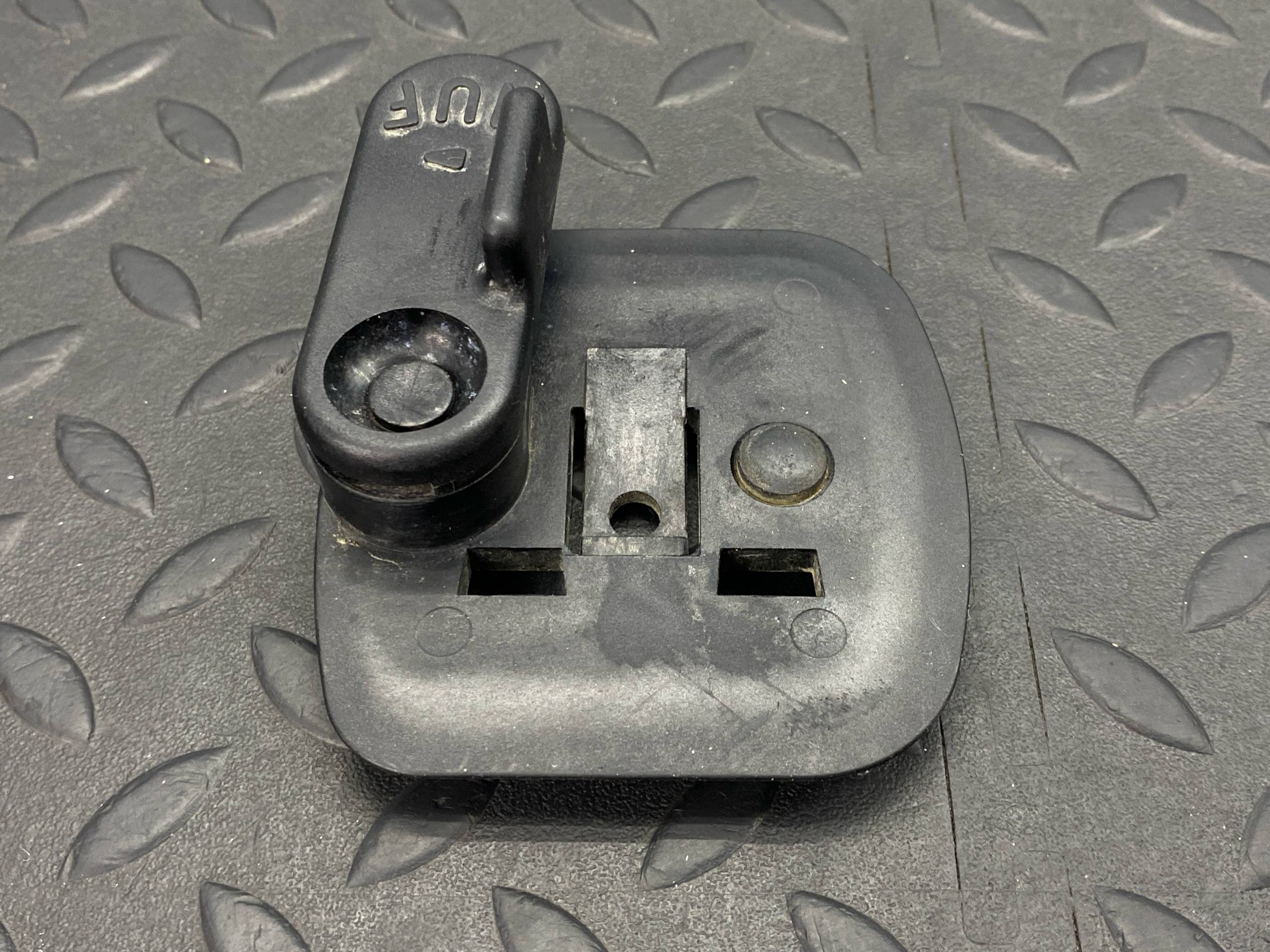 Кронштейн знака аварийной остановки Mercedes C/W202 1993-2001