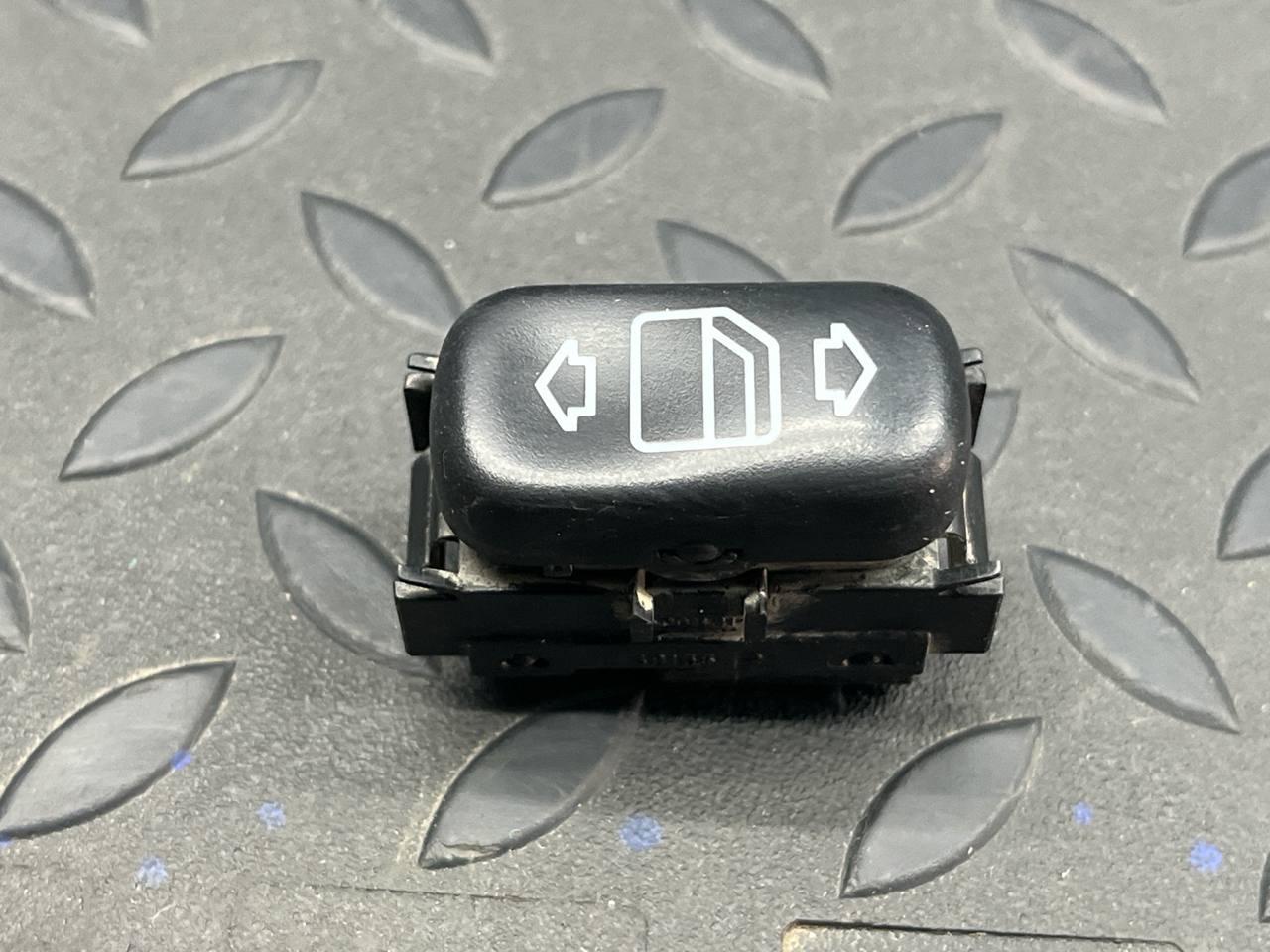 Кнопка стеклоподъемника Mercedes E/W210 1995-2003