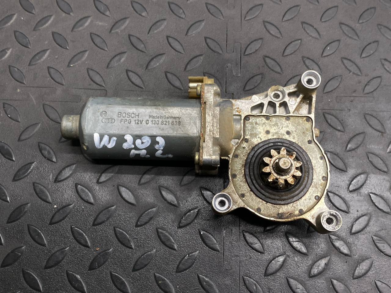 Моторчик стеклоподъемника передний левый Mercedes C/W202 1993-2001