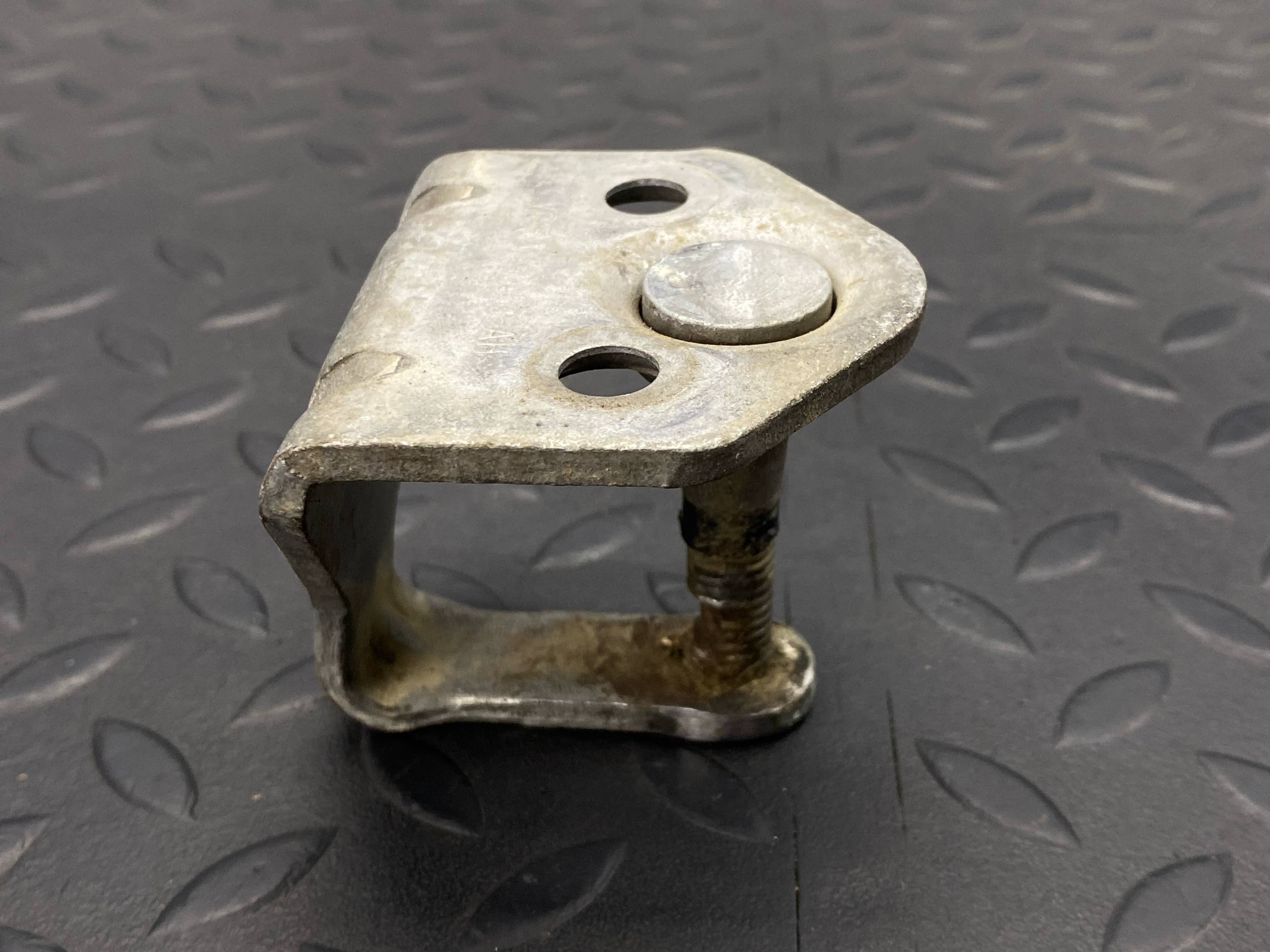 Ответная часть замка двери багажника левая Ford Transit 2000-2006