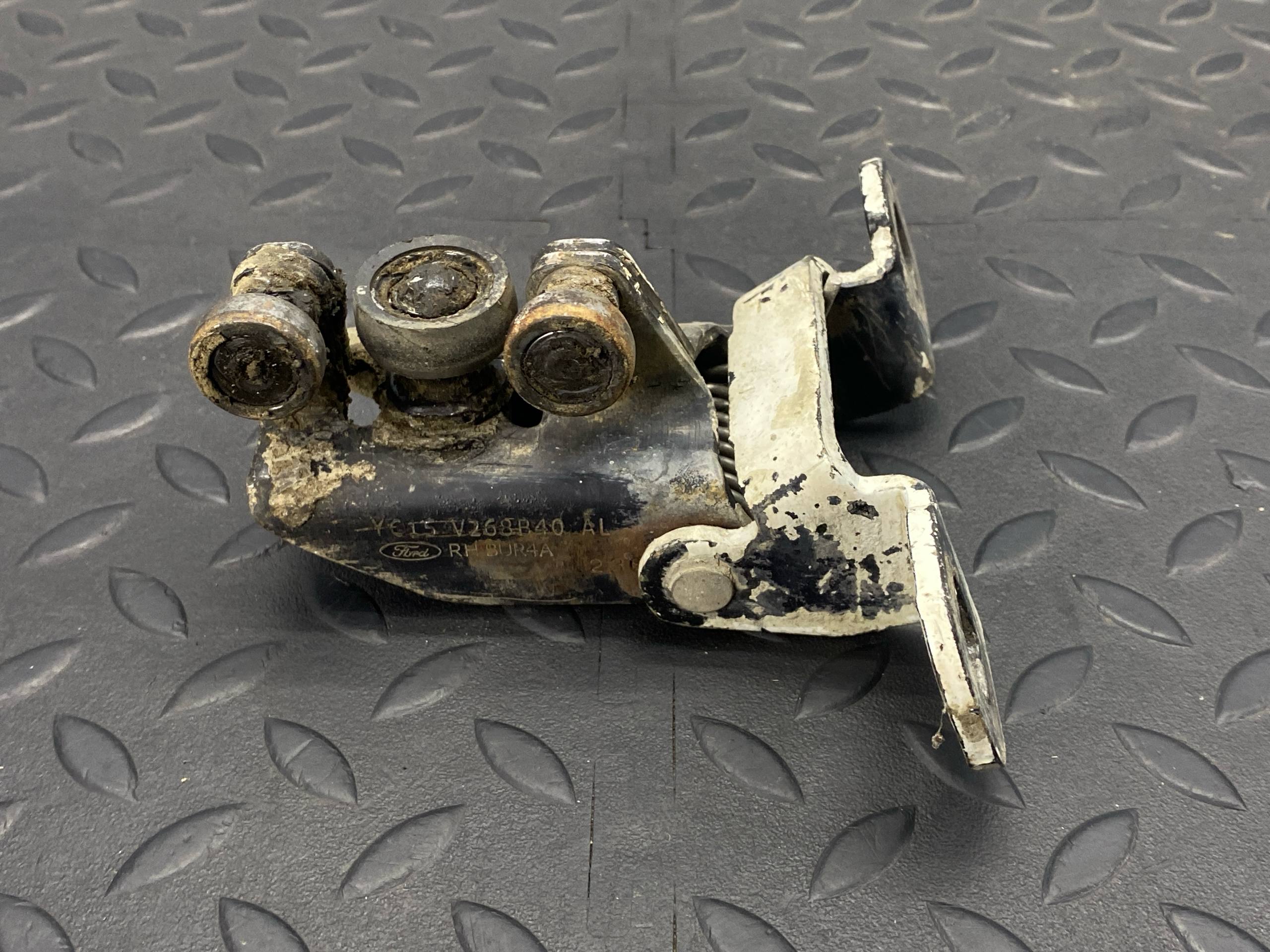 Ролик двери сдвижной правый средний Ford Transit 2006-2013