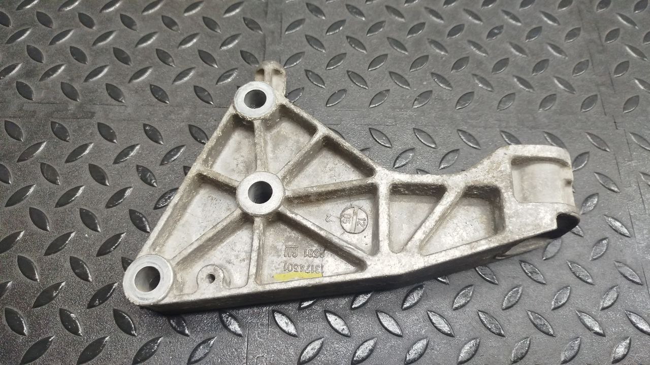 Кронштейн опоры двигателя Opel Astra/H 2004-2014