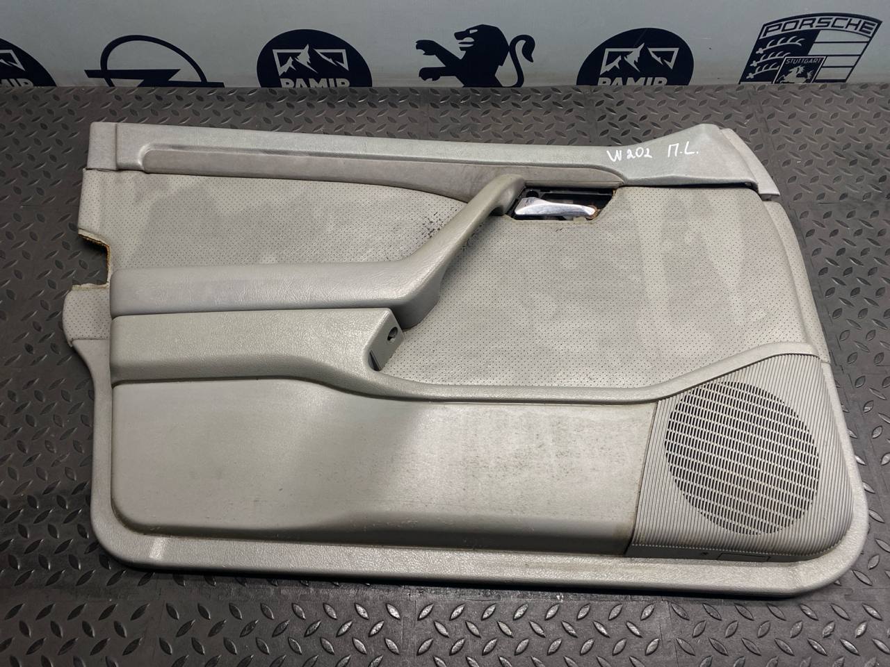 Обшивка двери передняя левая Mercedes C/W202 1993-2001