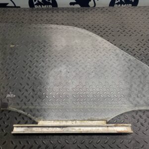Стекло двери переднее левое Mercedes C/W202 1993-2001