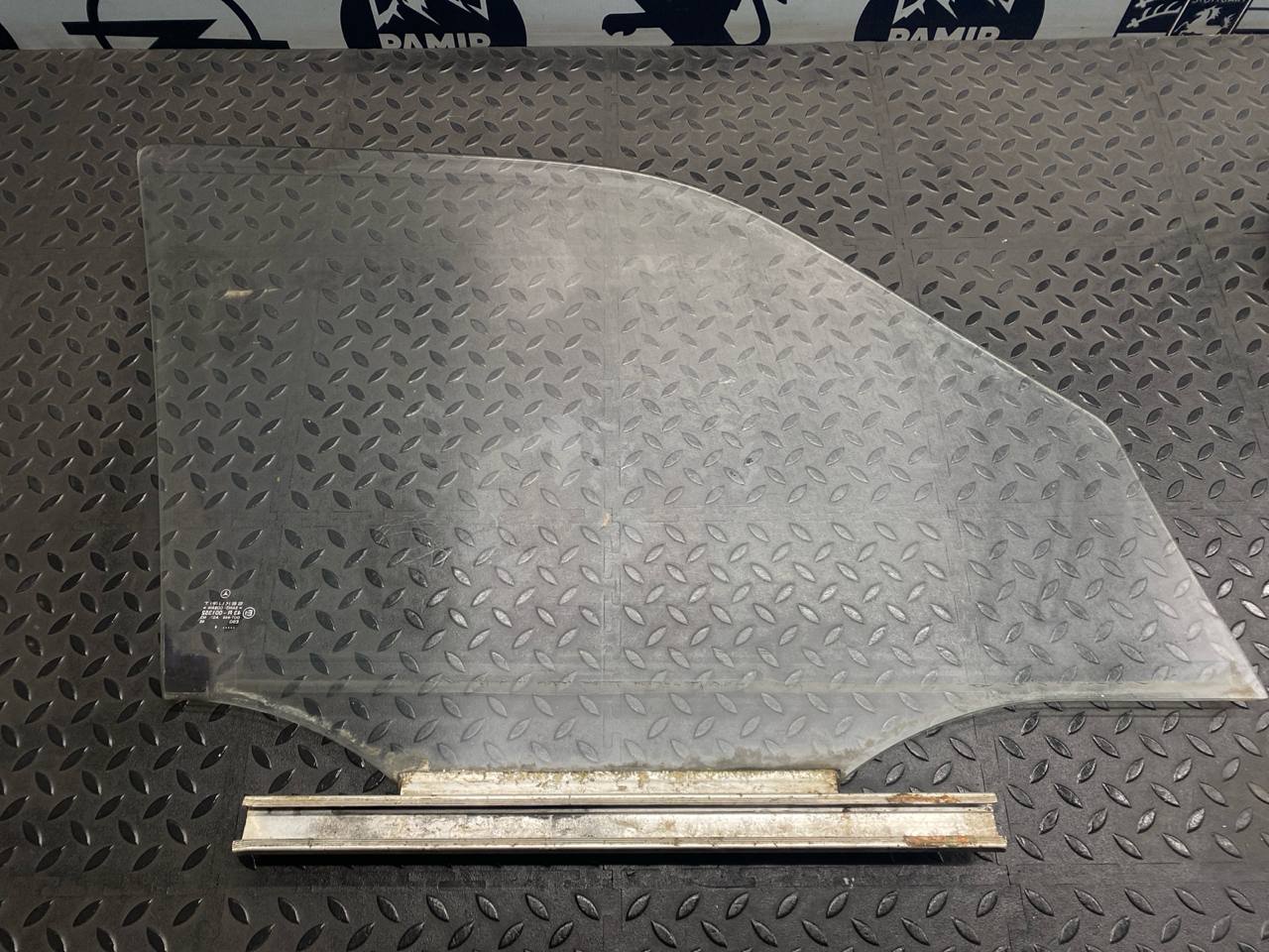 Стекло двери переднее левое Mercedes C/W202 1993-2001