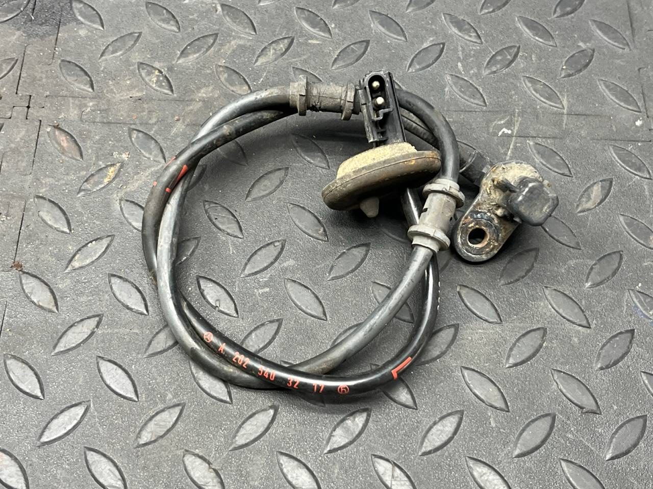 Датчик ABS задний левый Mercedes C/W202 1993-2001