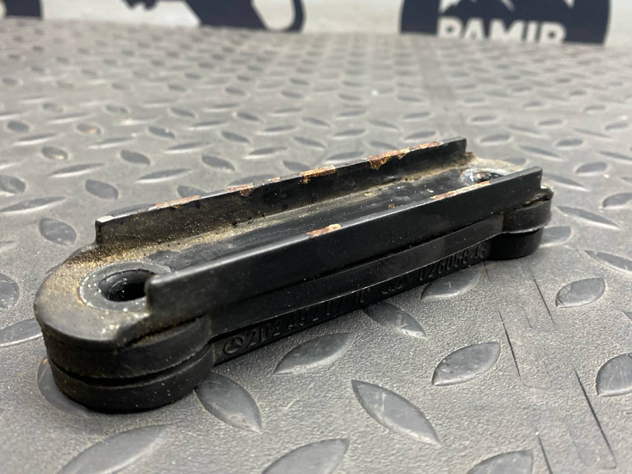 Кронштейн глушителя Mercedes E/W211 2002-2009