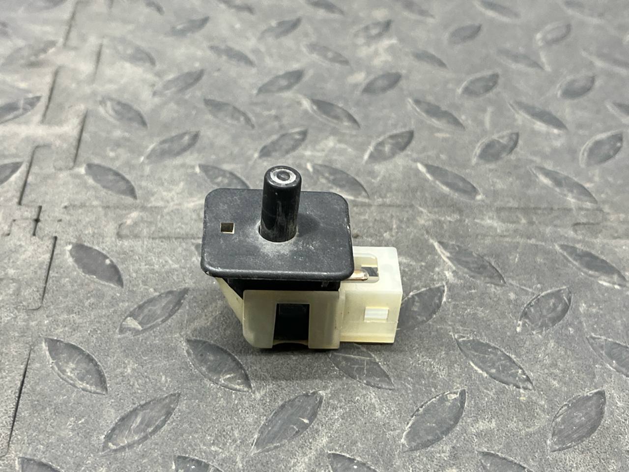 Выключатель концевой Mercedes C/W202 1993-2001