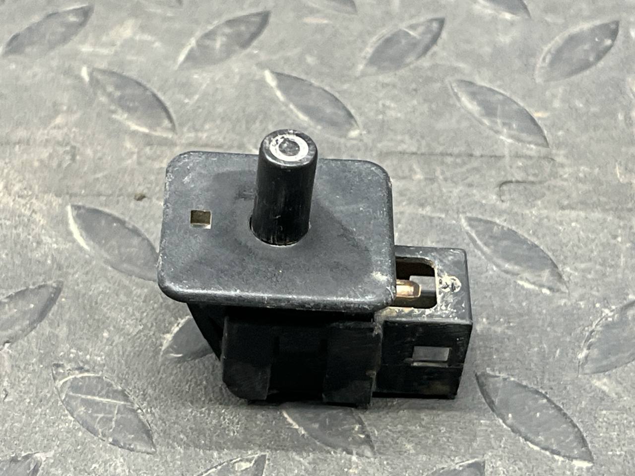 Выключатель концевой Mercedes C/W202 1993-2001