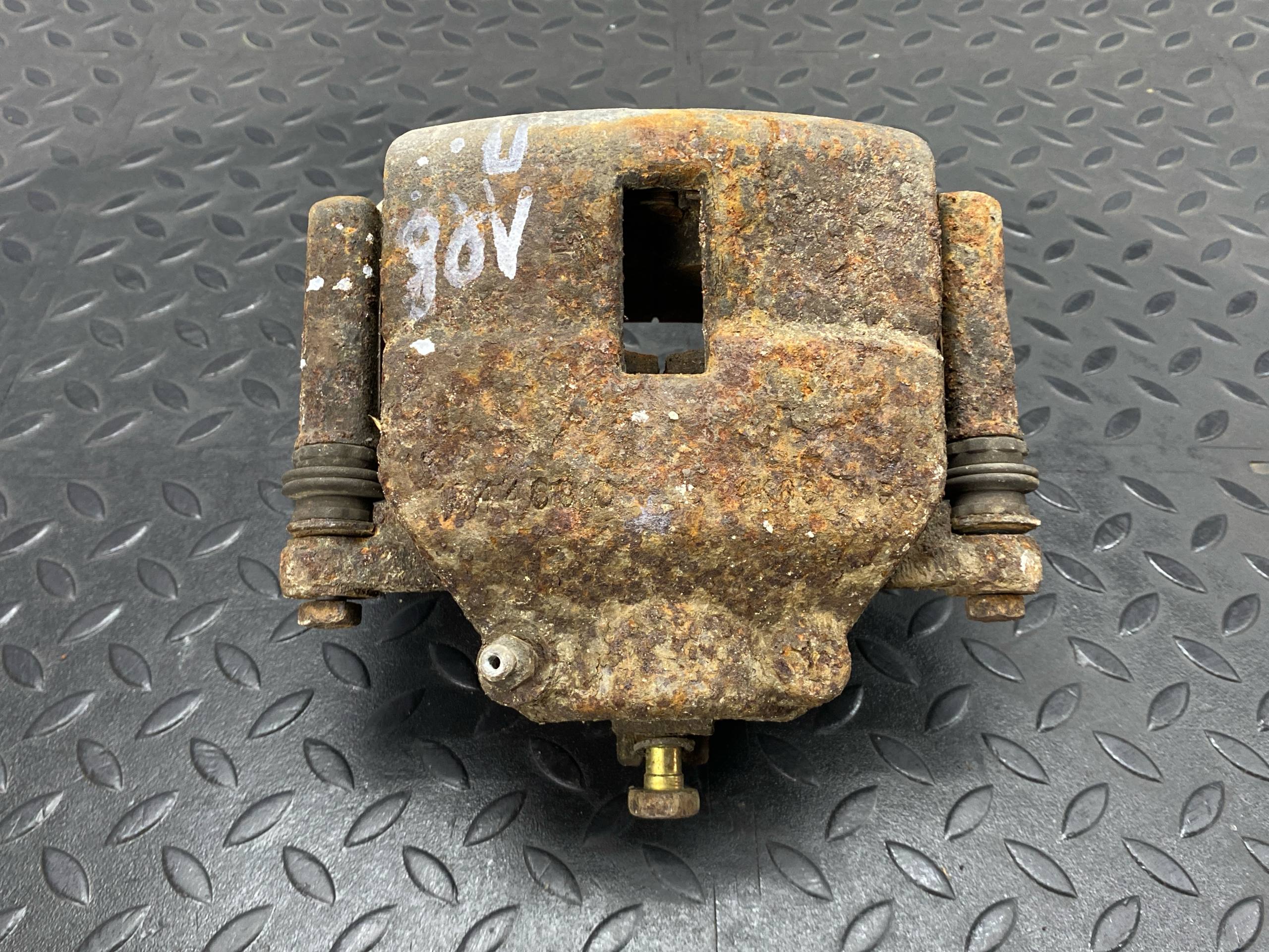 Суппорт передний левый Chrysler PT Cruiser 2000-2010