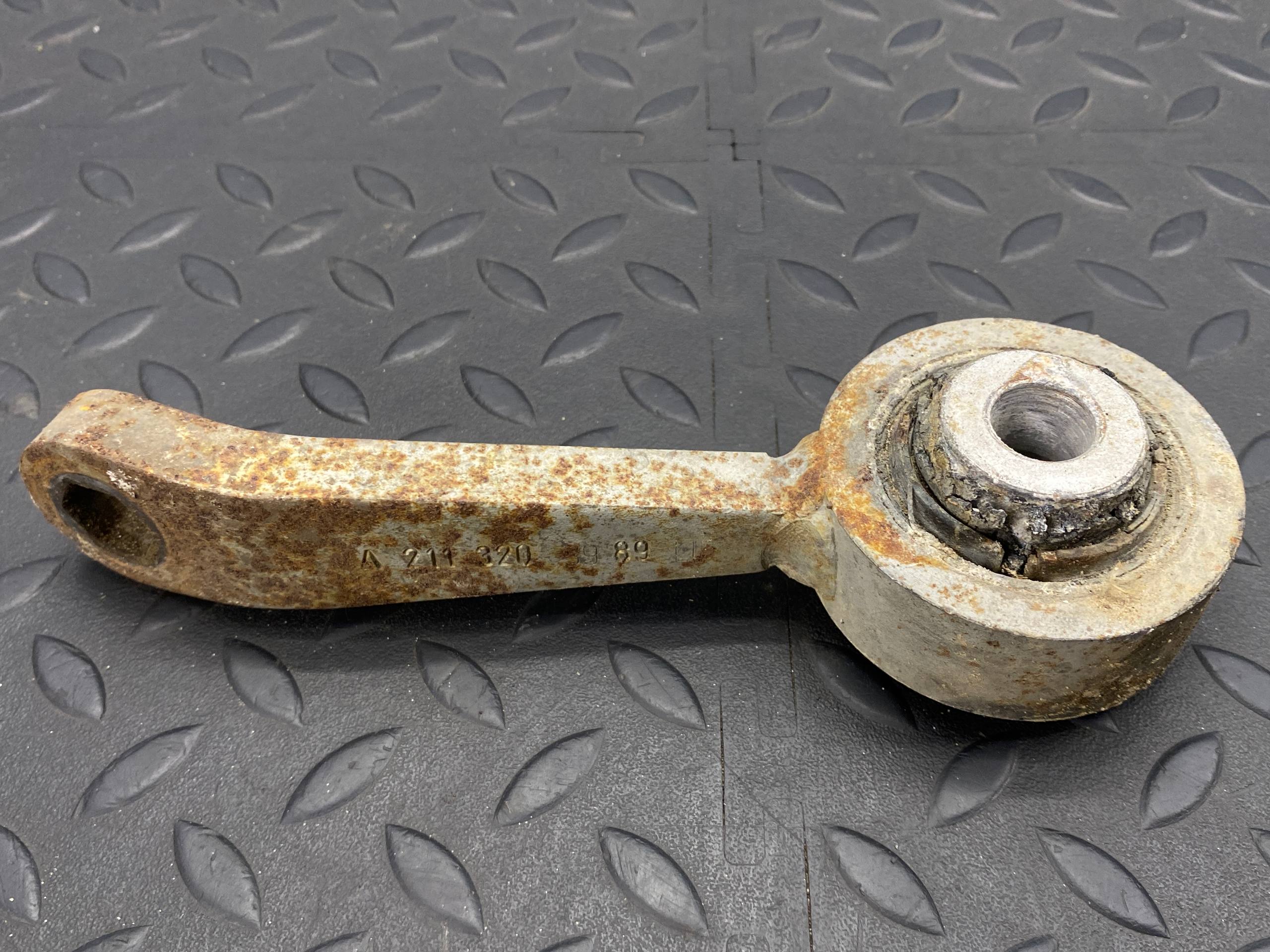 Стойка стабилизатора передняя левая Mercedes E/W211 2002-2009