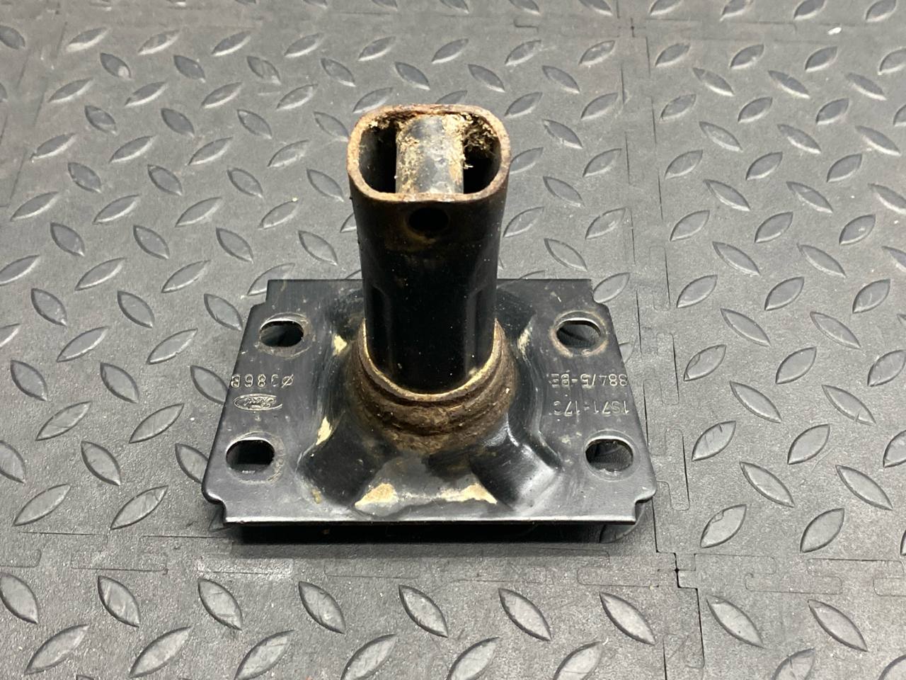 Кронштейн усилителя бампера задний Ford Mondeo/3 2000-2007