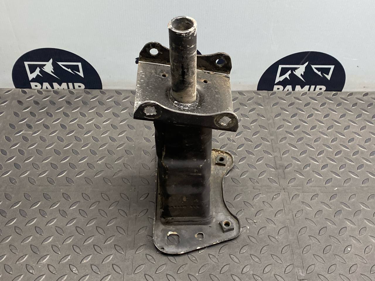 Кронштейн усилителя бампера передний правый Mercedes M/W164 2005-2011