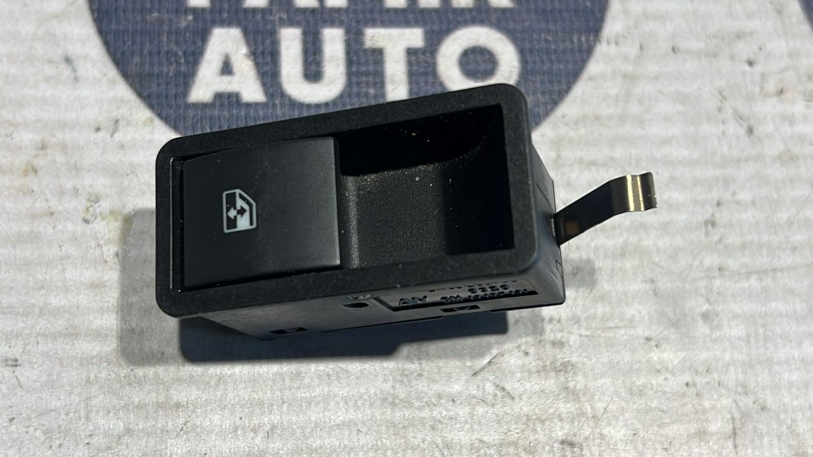 Кнопка стеклоподъемника задняя Opel Astra/H 2004-2014