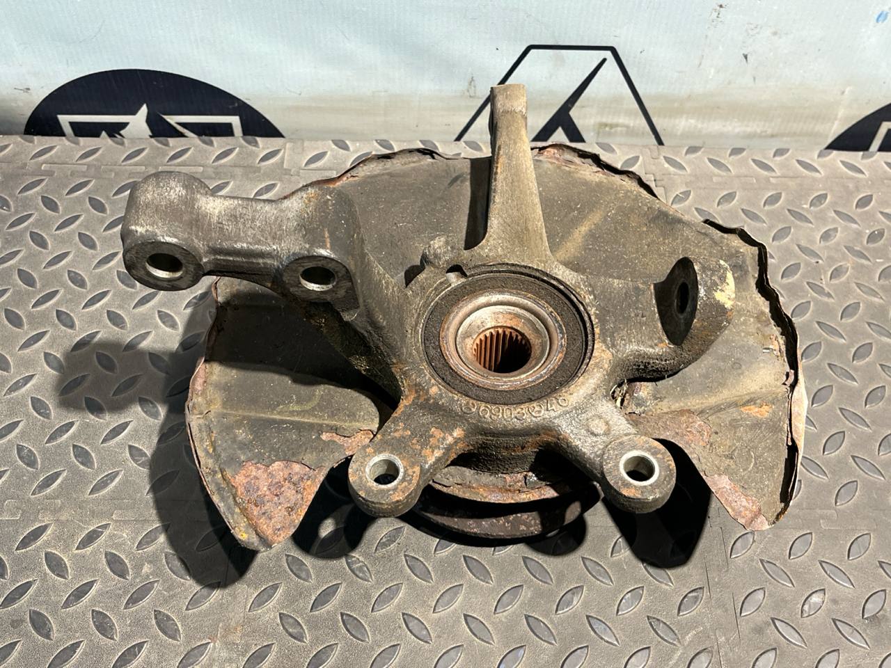 Кулак поворотный передний левый Mercedes B/W245 2005-2011