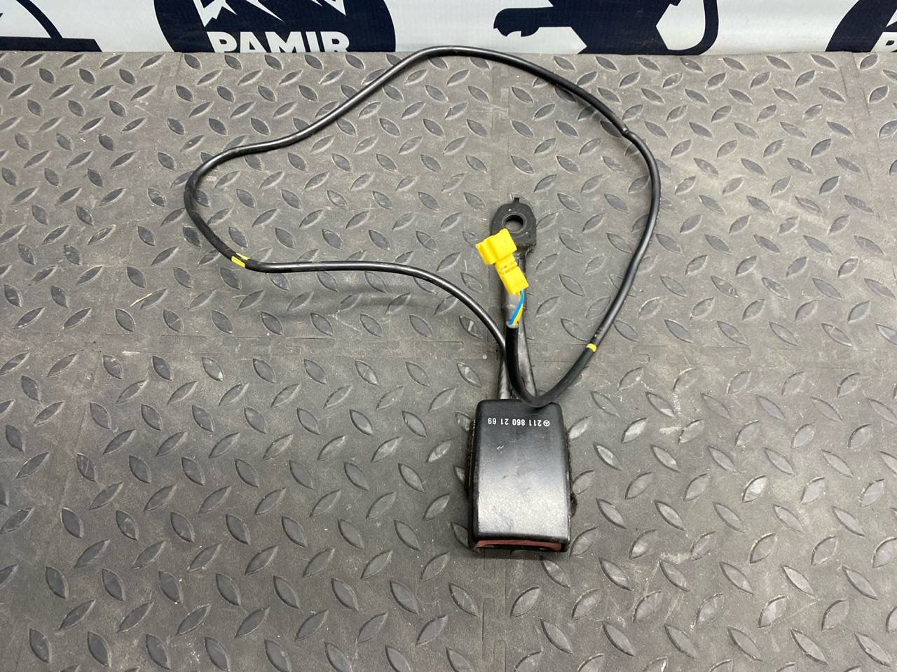 Ответная часть ремня безопасности передняя левая Mercedes E/W211 2002-2009