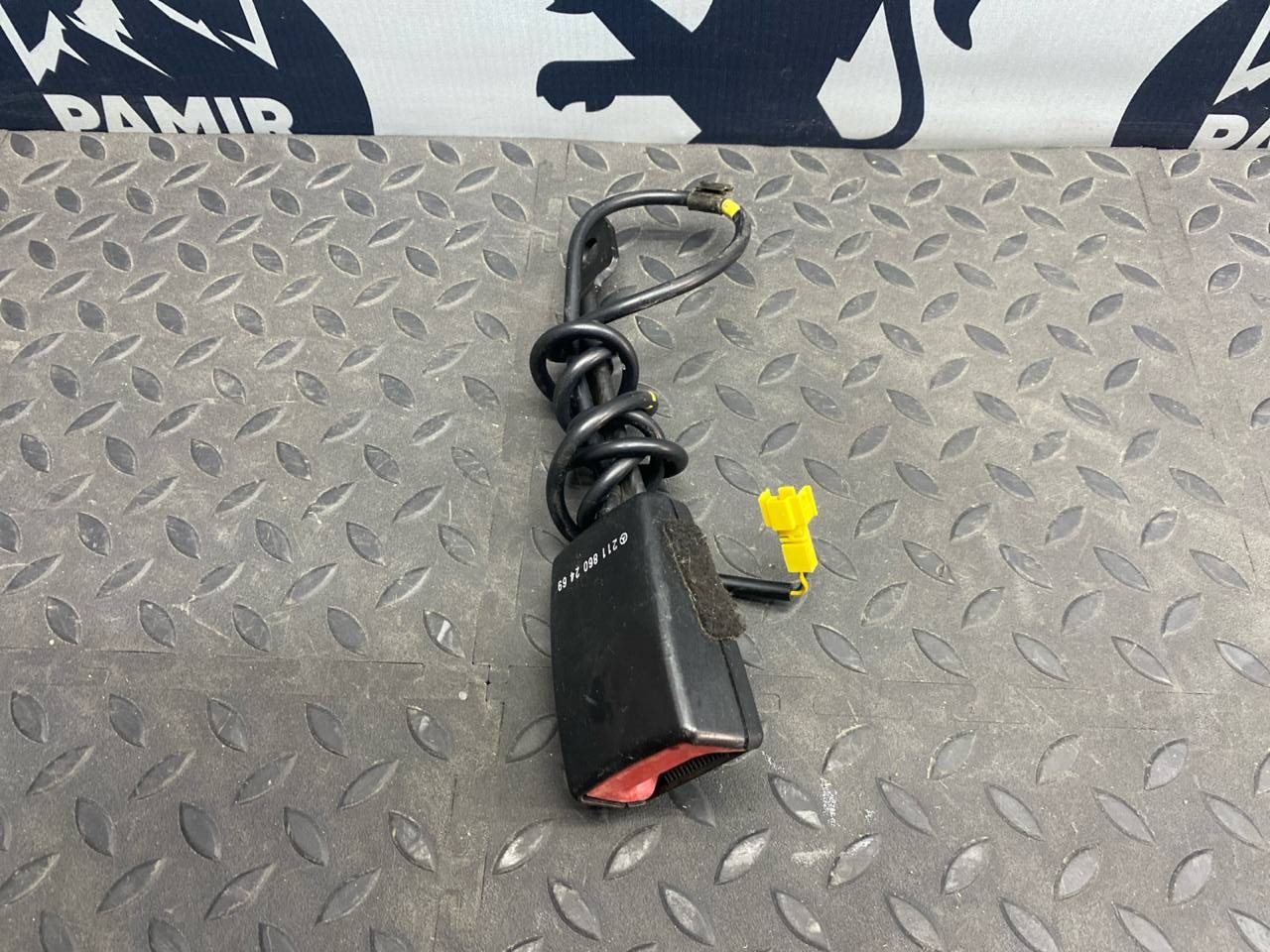 Ответная часть ремня безопасности передняя правая Mercedes E/W211 2002-2009