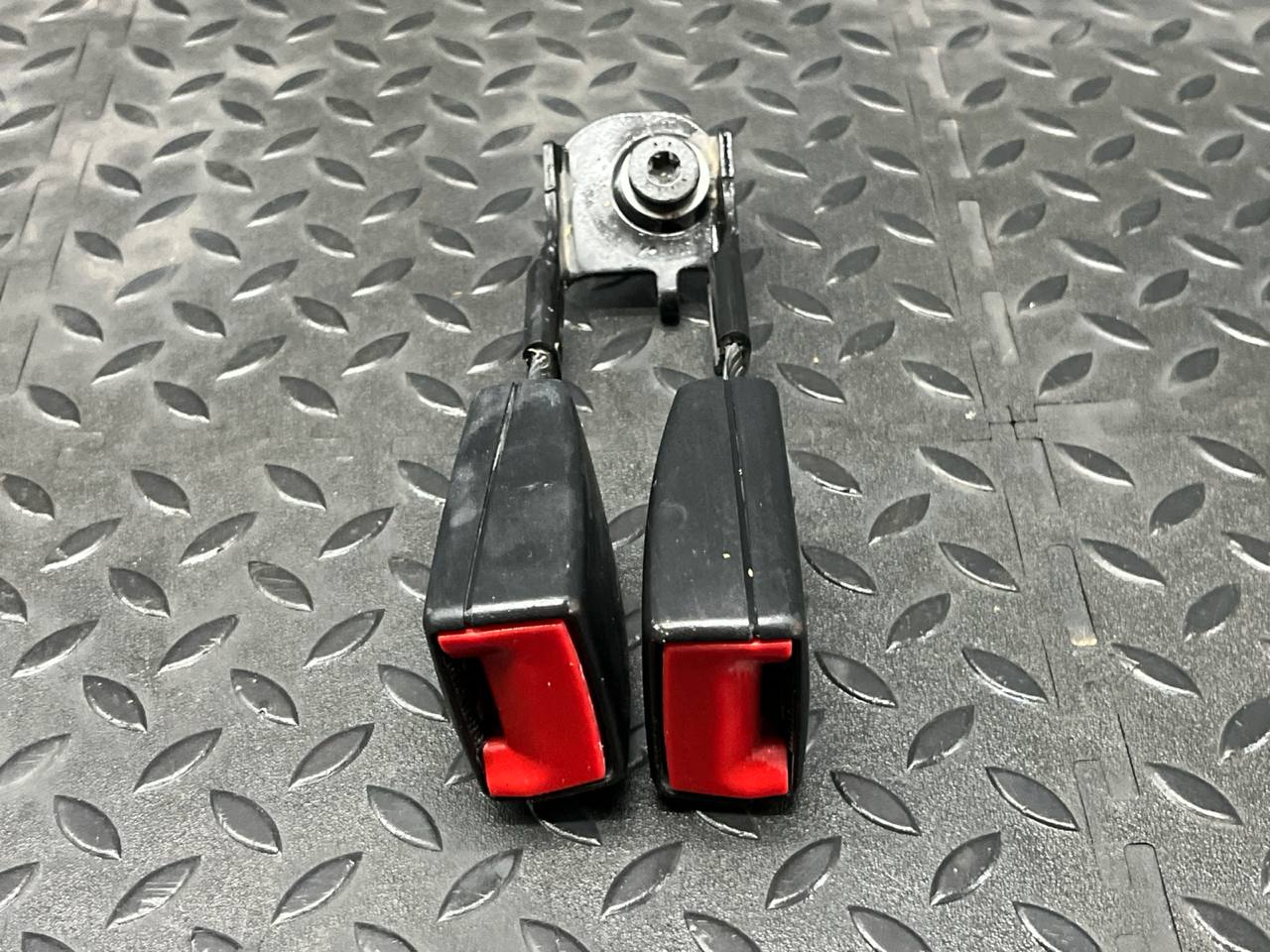 Ответная часть ремня безопасности задняя Mercedes E/W211 2002-2009