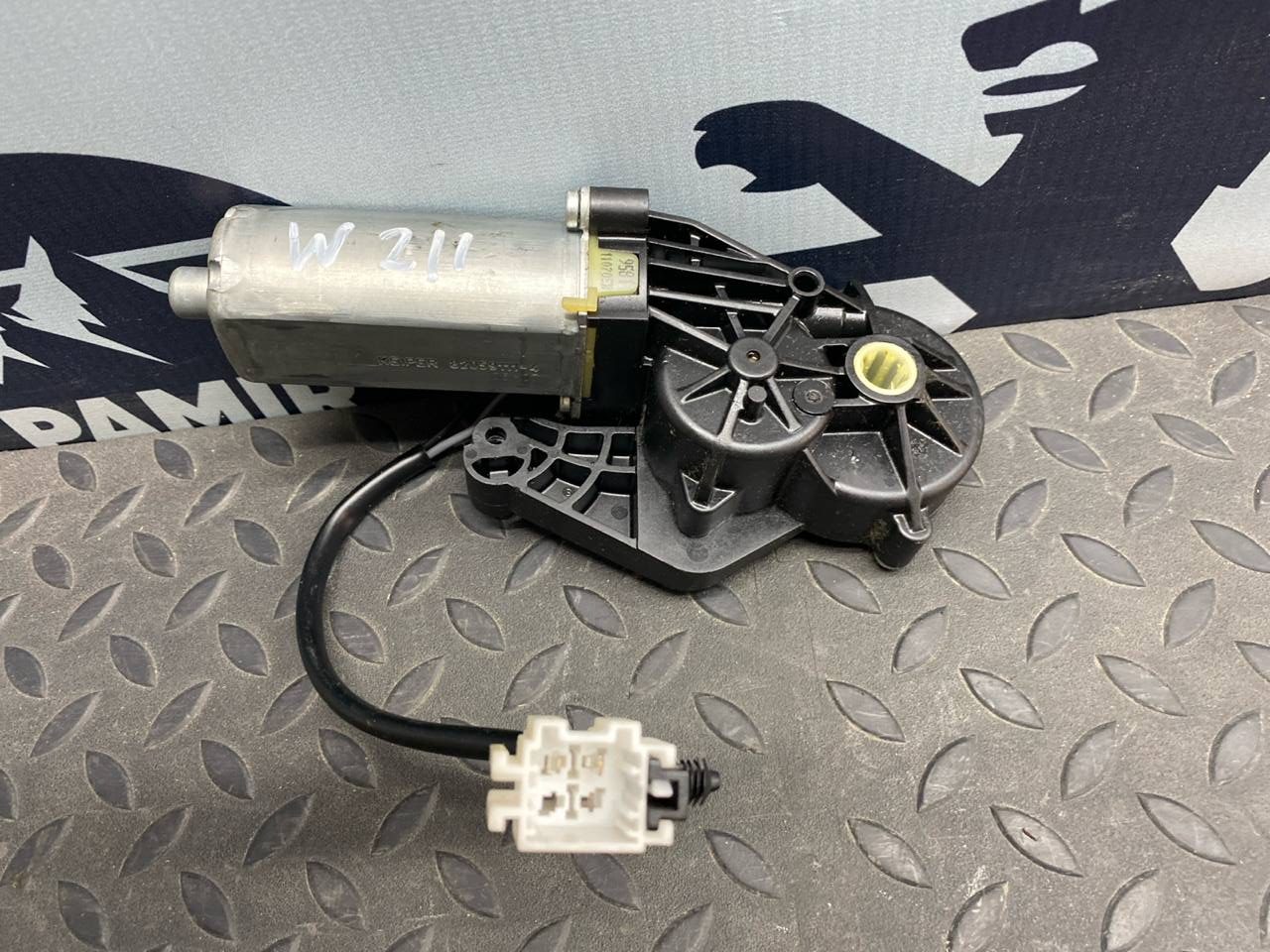 Моторчик сиденья левый Mercedes E/W211 2002-2009