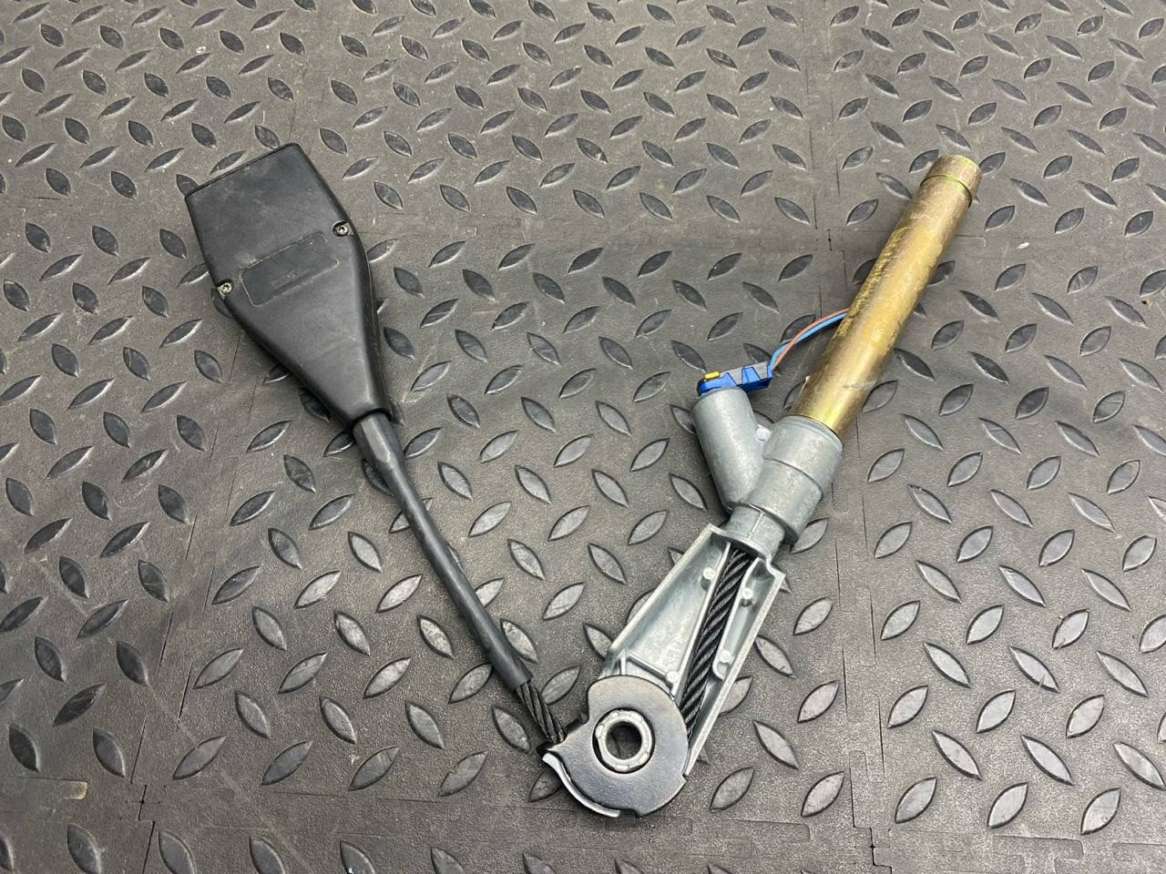 Ответная часть ремня безопасности передняя Renault Scenic/2 2003-2009