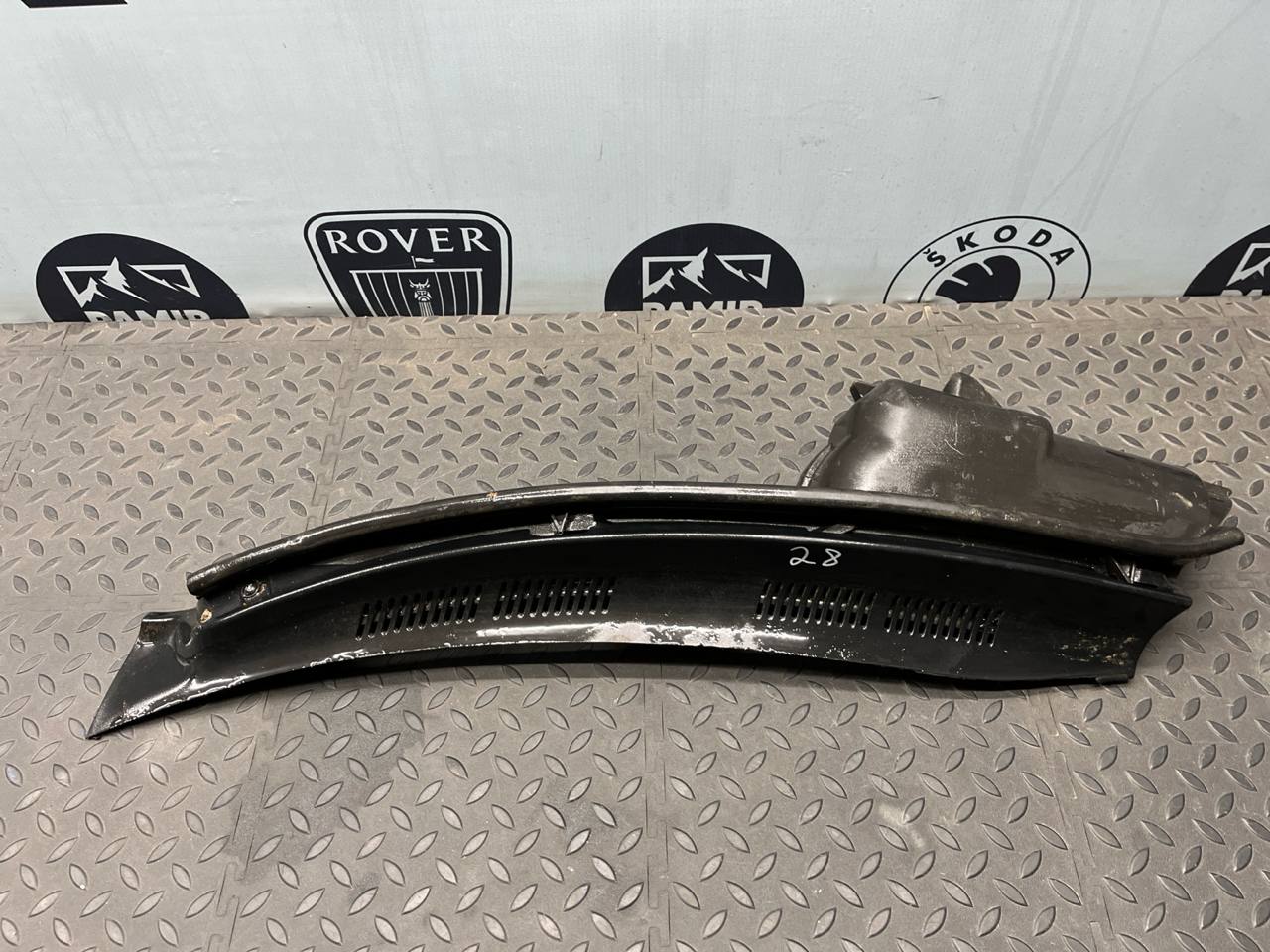 Решетка под лобовое стекло (Жабо) левая Mercedes E/W210 1995-2003