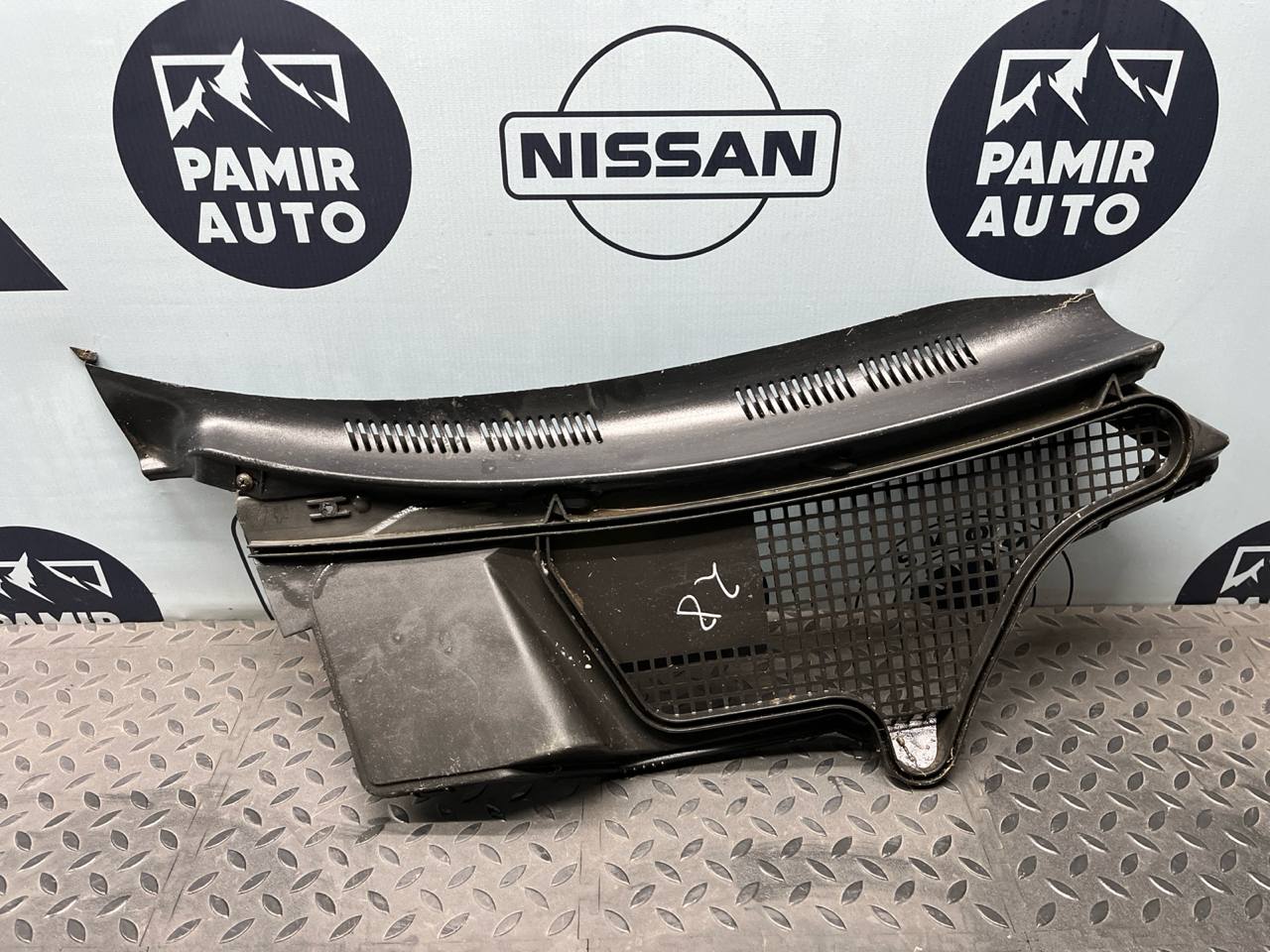 Решетка под лобовое стекло (Жабо) левая Mercedes E/W210 1995-2003