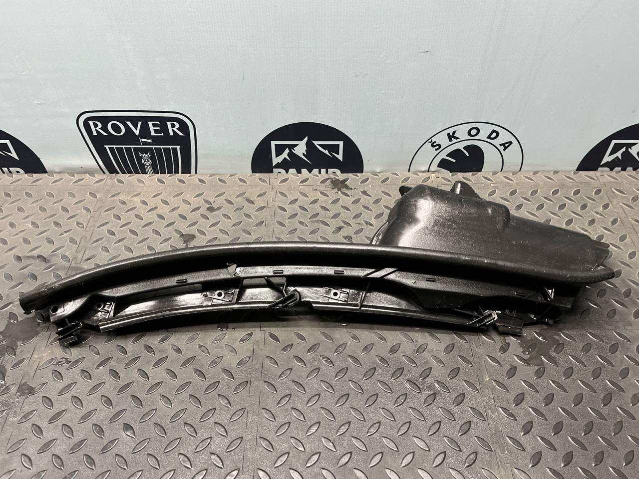 Решетка под лобовое стекло (Жабо) левая  Mercedes E/W210 1995-2003