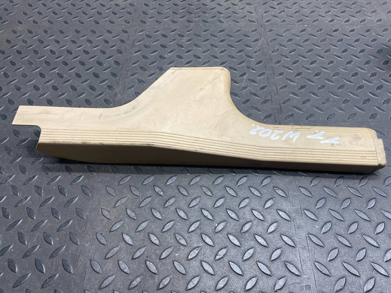 Накладка порога задняя правая Mercedes C/W202 1993-2001