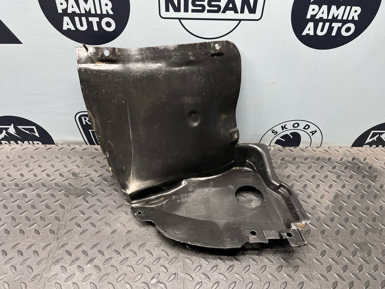 Локер (Подкрылок) передний правый Mercedes C/W203 2000-2008