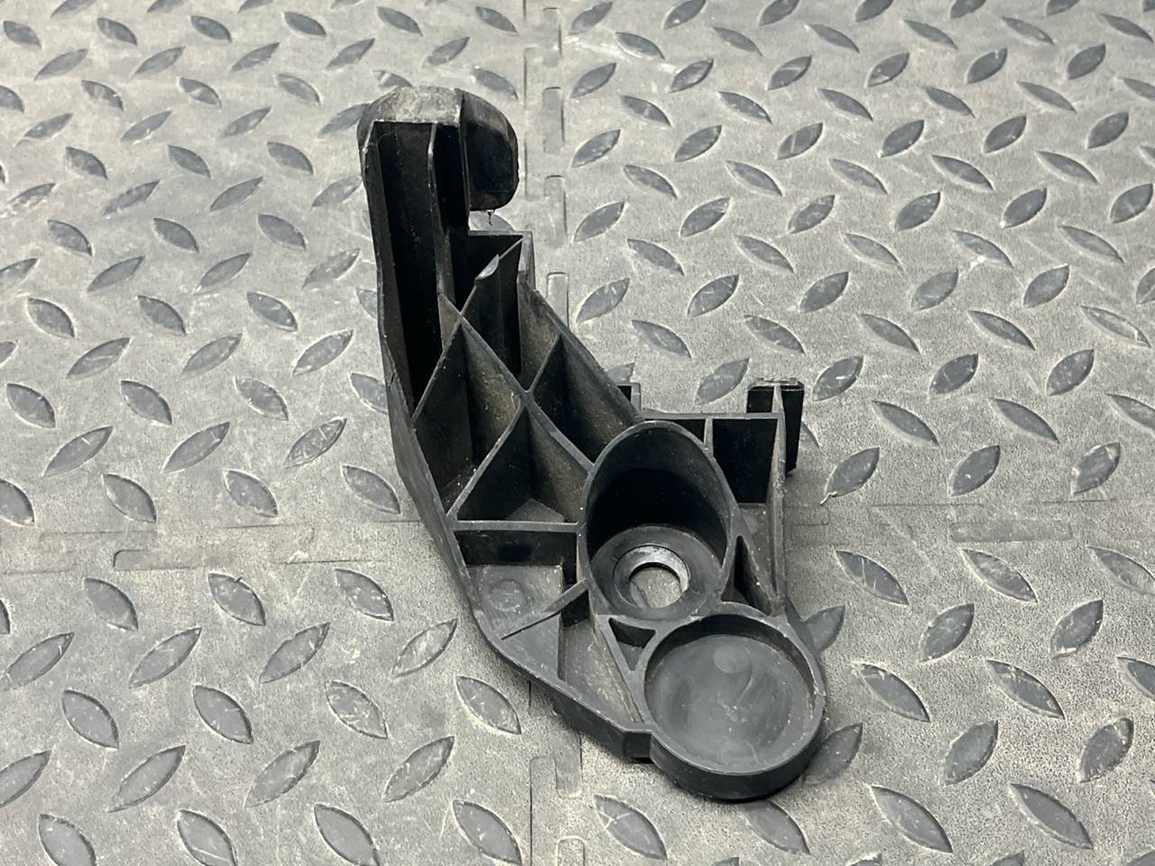 Кронштейн крепления крыла правый BMW 3/E46 1998-2007