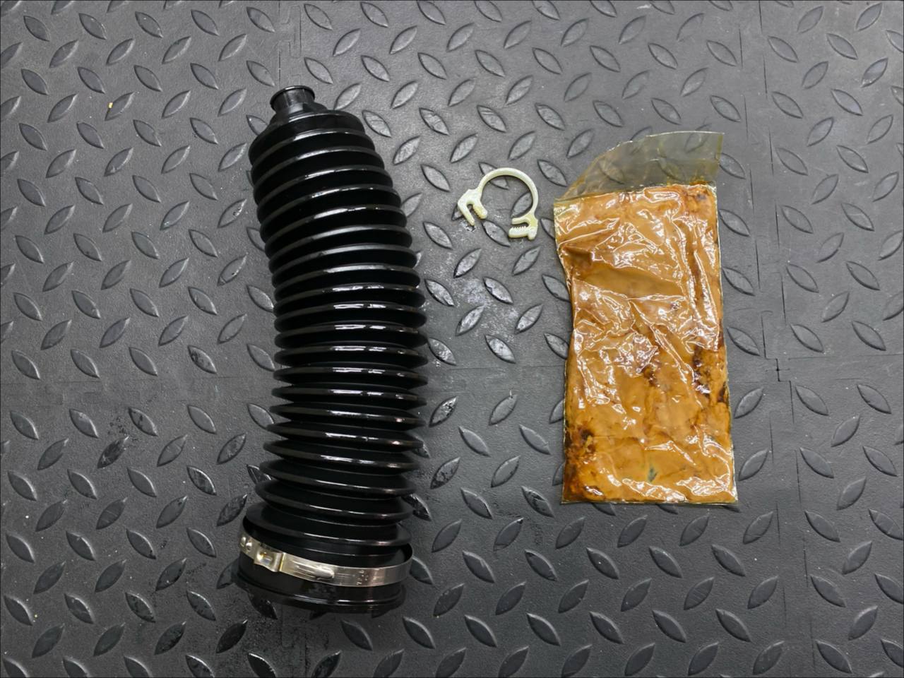 Пыльник рулевой рейки правый Ford Transit 2006-2013