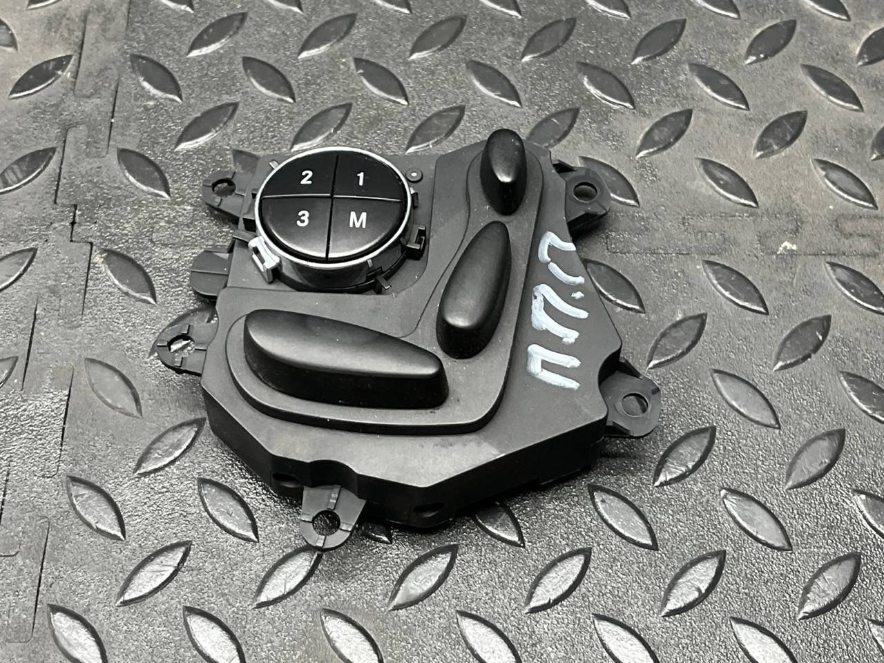 Блок управления сиденьем передний правый Mercedes E/W211 2002-2009