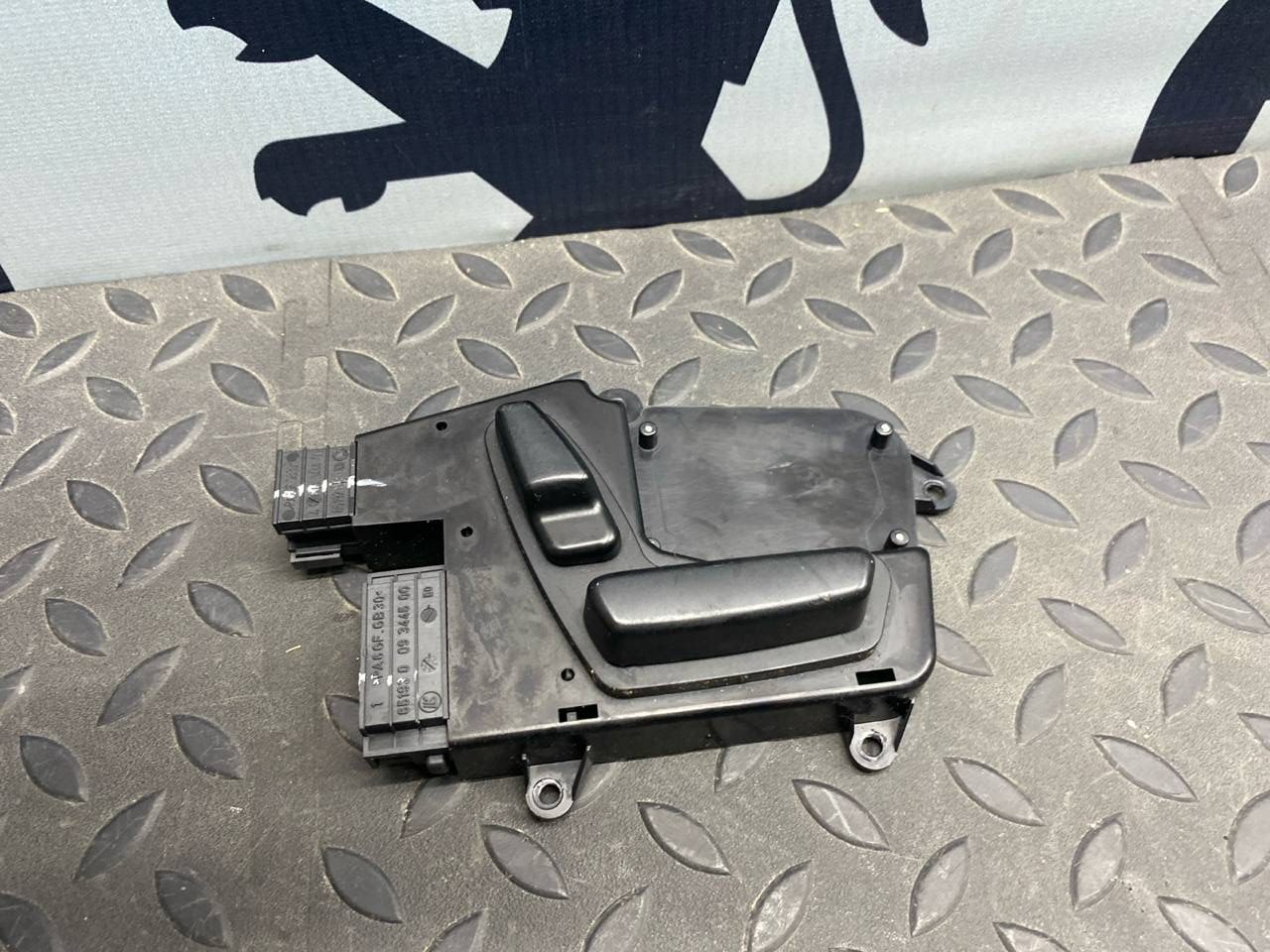 Блок управления сиденьем передний правый Mercedes M/W164 2005-2011