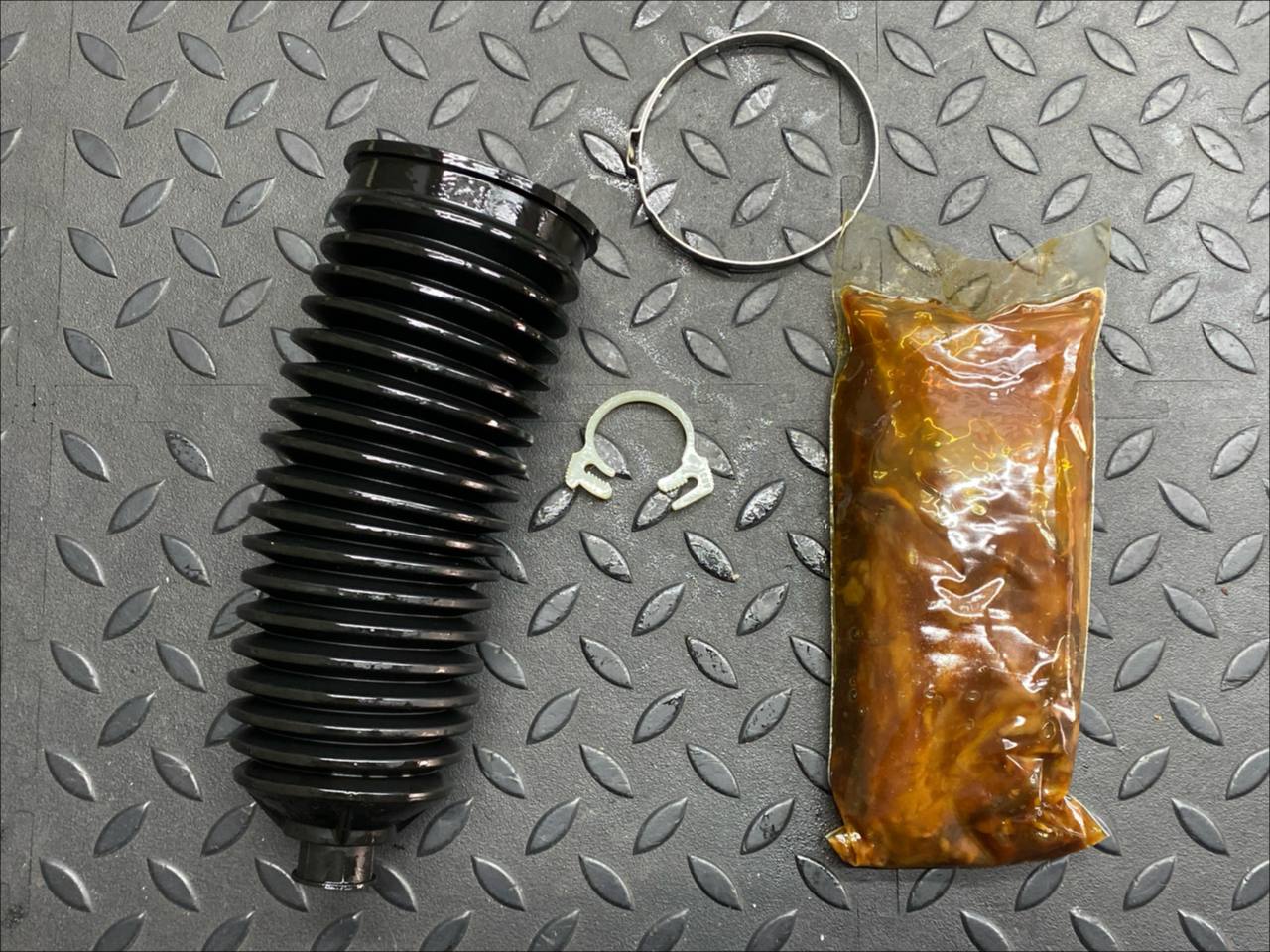 Пыльник рулевой рейки левый Ford Transit 2006-2013