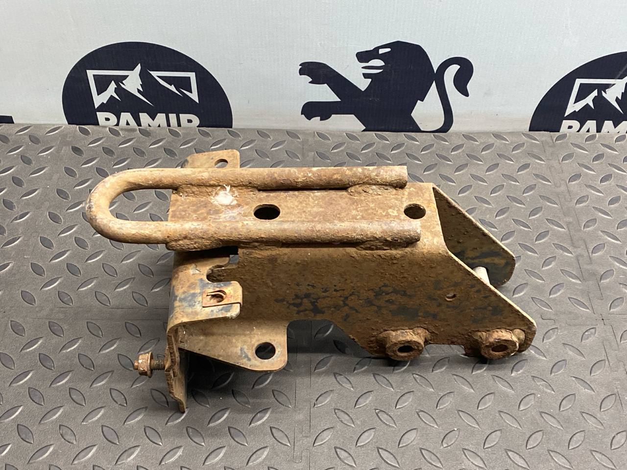 Кронштейн усилителя бампера задний левый Ford Transit 2006-2013