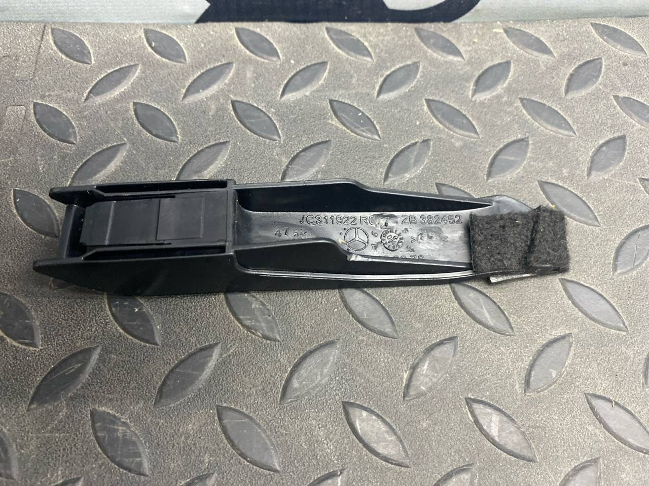 Крючок сиденья правый Mercedes M/W164 2005-2011