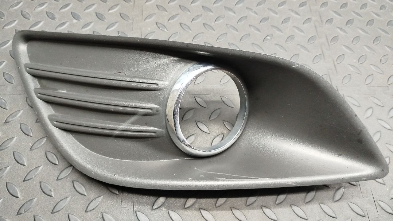 Решетка в бампер левая Ford Focus/2 2004-2011