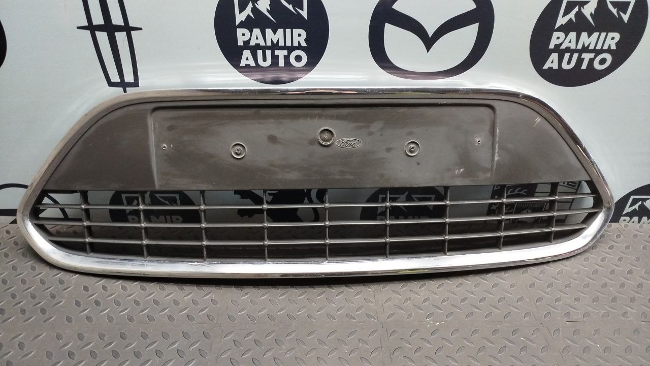 Решетка в бампер центральная Ford Focus/2 2004-2011