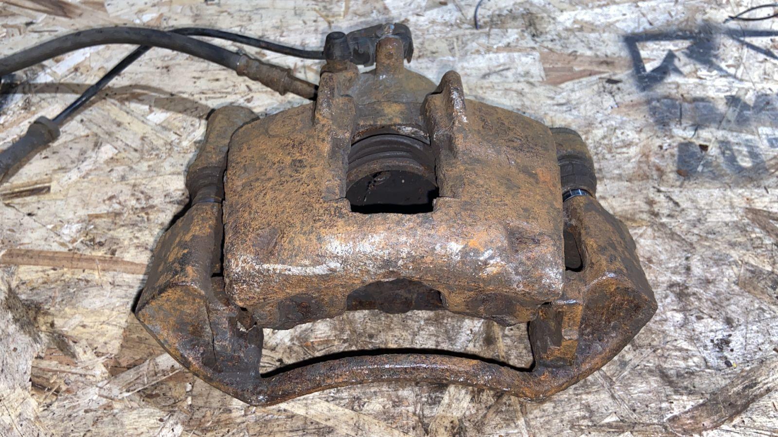 Суппорт передний правый Mercedes Vito/W638 1996-2003