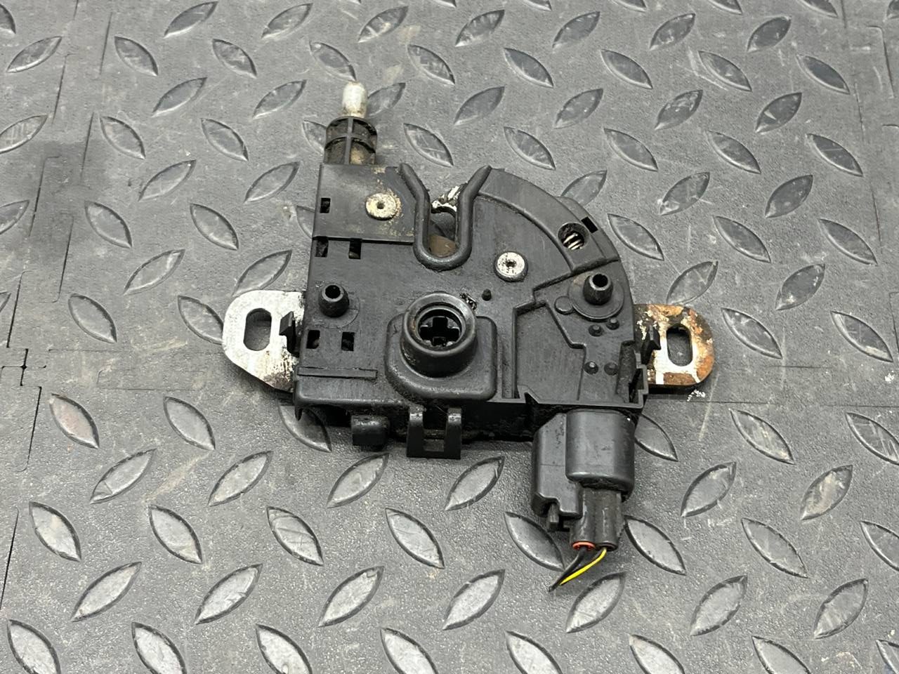 Замок капота Ford Focus/2 2004-2011