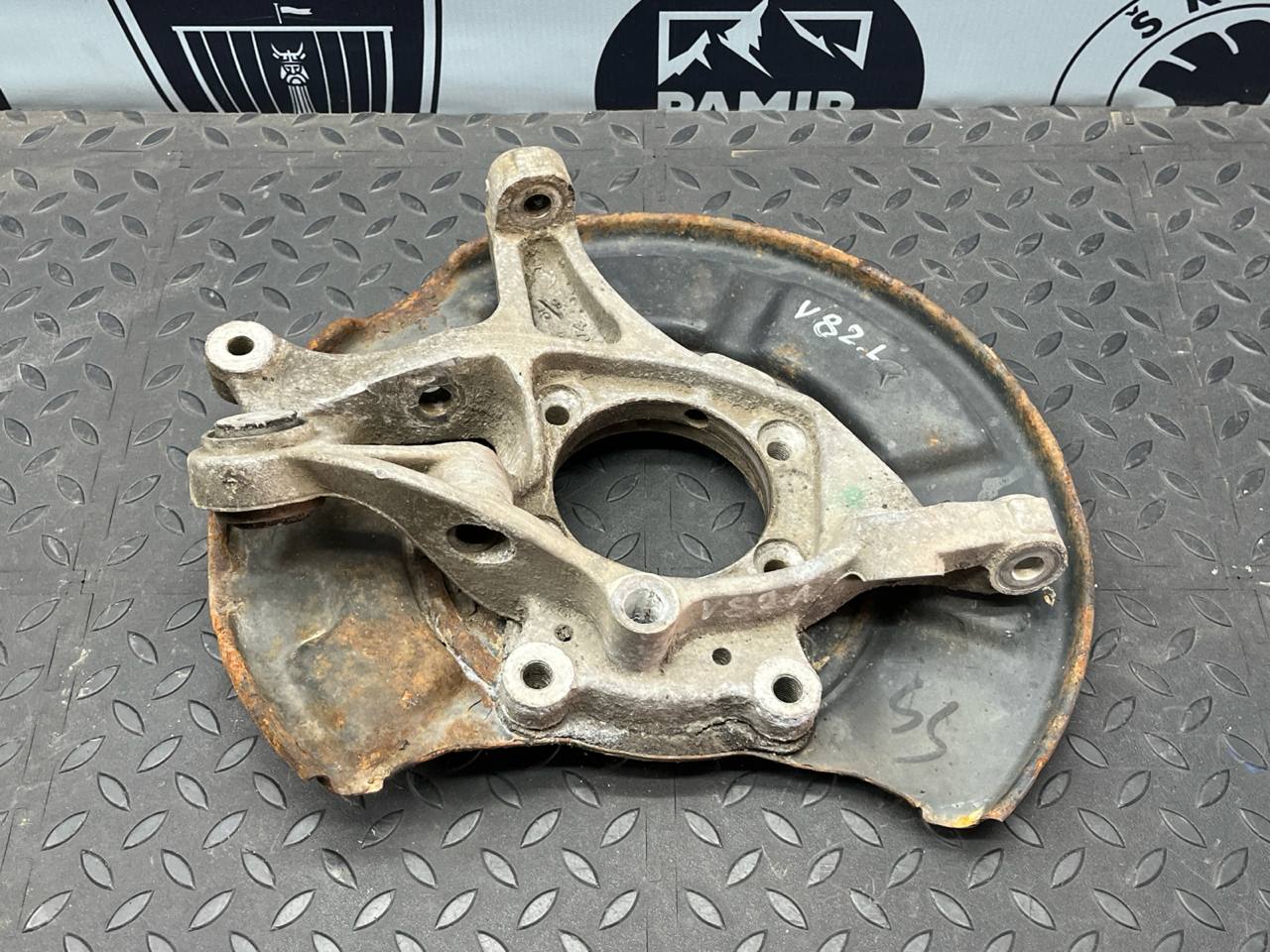 Кулак поворотный задний левый Mercedes E/W211 2002-2009